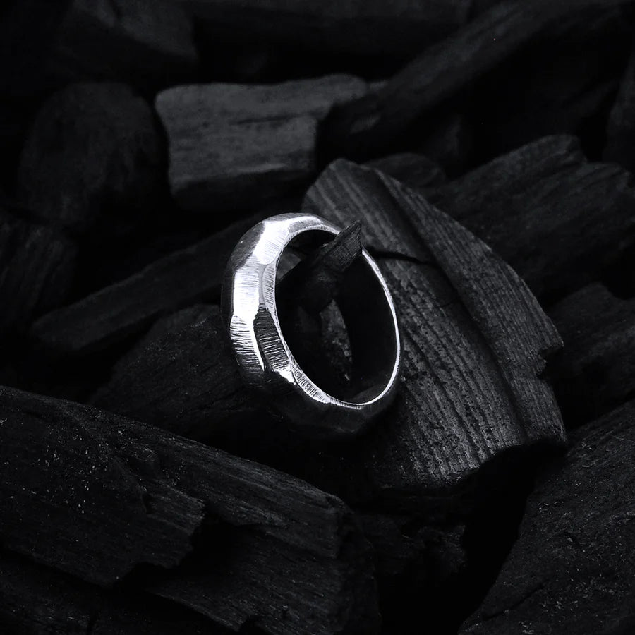 Produktfotografie des Elfcraft Ring aus Silber mit grober Facettierung ähnlich wie durch Hammerschläge vor schwarzem Hintergrund