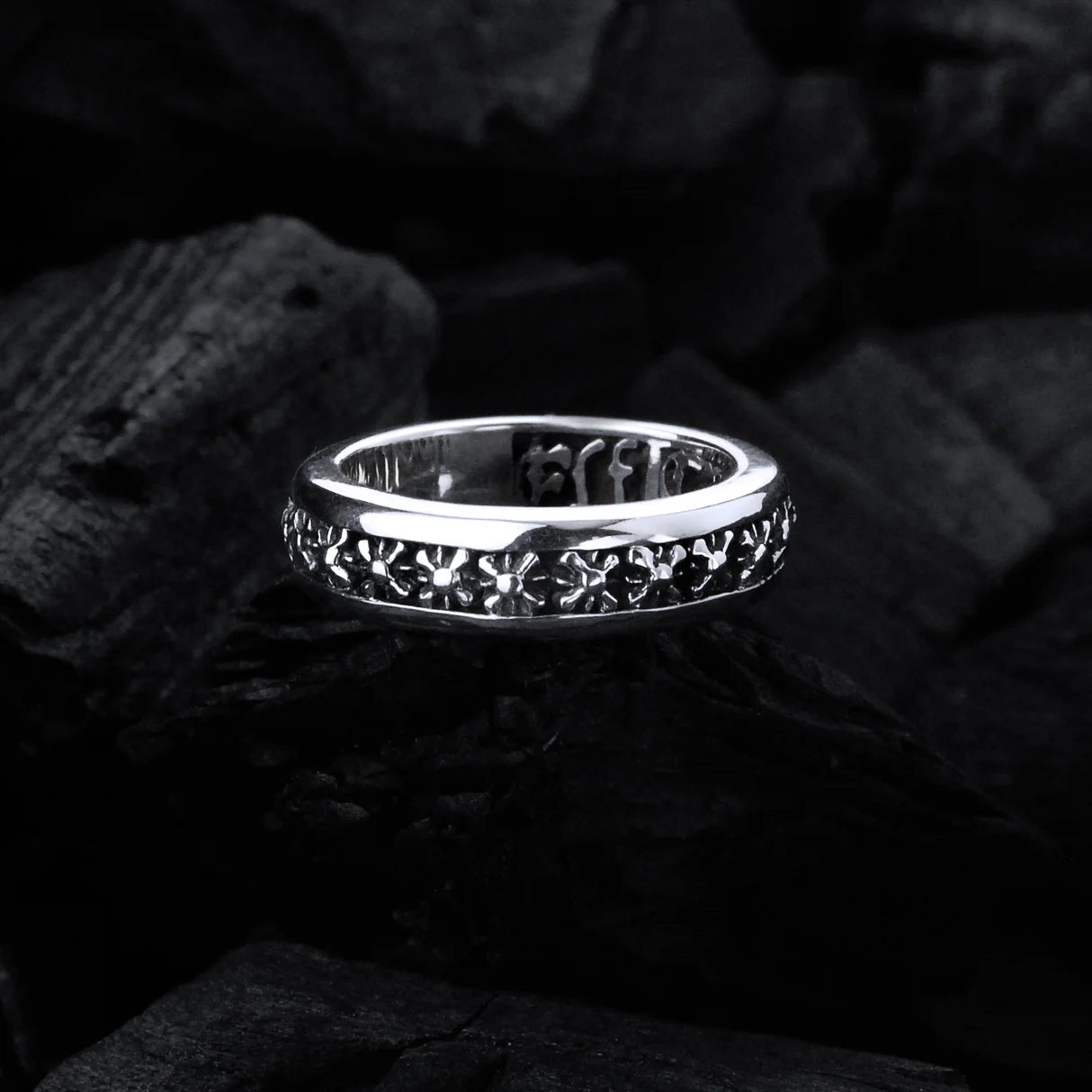 Elfcaft Silberrings mit durchgezogenem Morgenstern-Design als zentrales Design-Element vor schwarzem Hintergrund