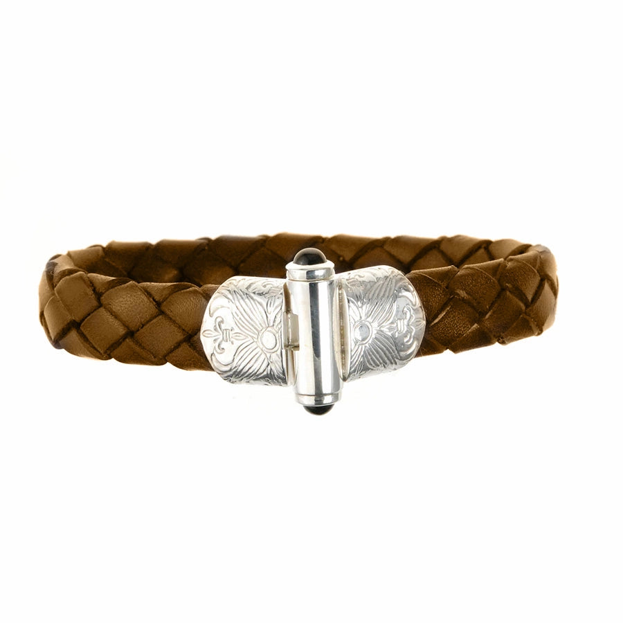 Produktfotografie des Elfcraft Armbands Garden at Night mit Onyx Steinen an einem braunen, geflochtenen Lederband