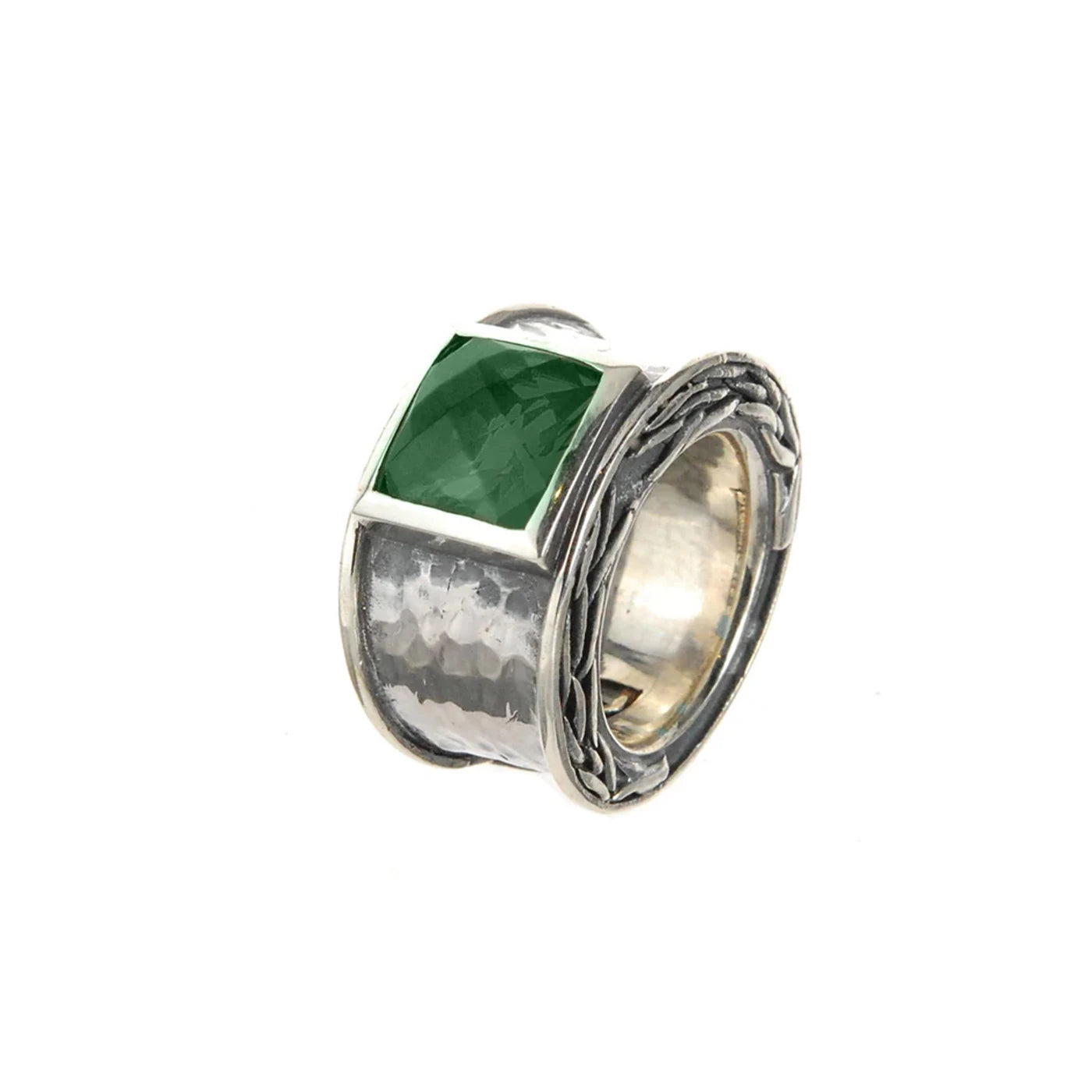 Produktfotografie des Elfcraft Draon Fire Rings mit Hammerschlag und grünem, quadratischen Zirkonia-Stein, sowie einem Drachenschuppen-Design an der seitlichen Fläche