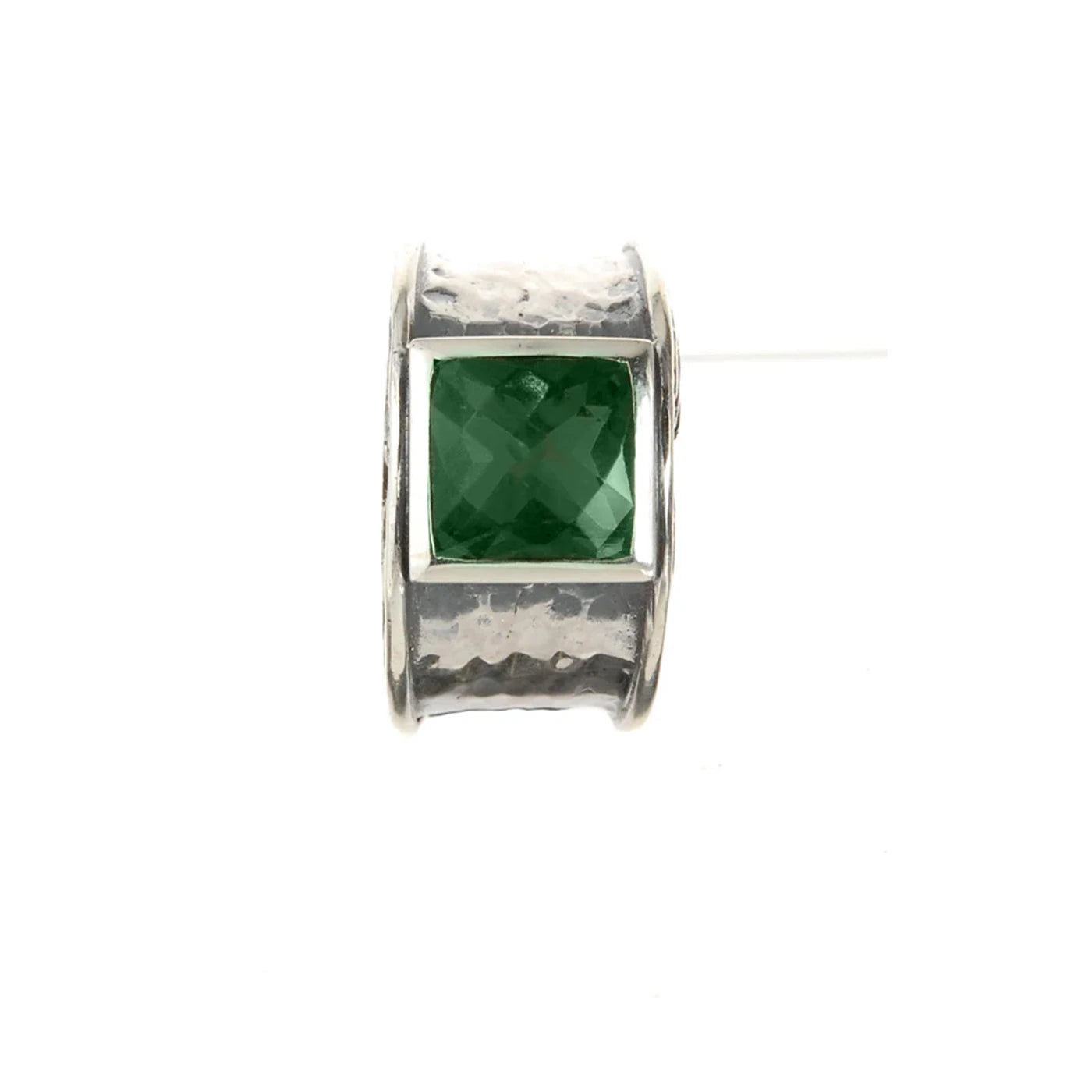 Frontale Ansicht des Elfcraft Draon Fire Rings mit Hammerschlag und grünem, quadratischen Zirkonia-Stein, sowie einem Drachenschuppen-Design an der seitlichen Fläche