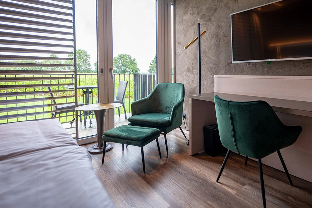 Hotelzimmer des Meisers Designhotel in Dinkelsbühl mit dunkelgrünen Sesseln