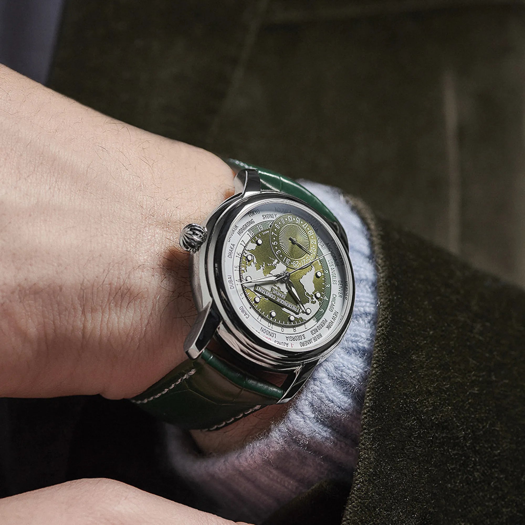 Wristshot mit der Manufacture Worldtimer von Frederique Constant in Grün mit Weltkarten-Zifferblatt