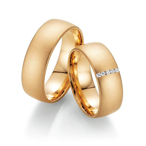 Fischer Trauringpaar Modell Herzenswärme in Gelbgold, mit mehreren Diamanten im Damenring