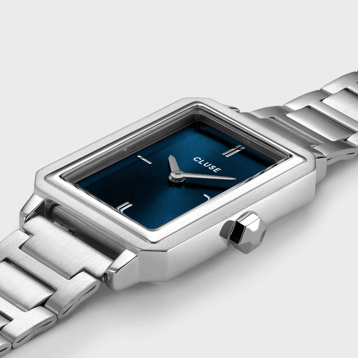 Detailansicht der Cluse "Fluette" Stahl-Uhr mit dunkelblauem Zifferblatt mit silberfarbenem Gehäuse mit Edelstahl-Armband