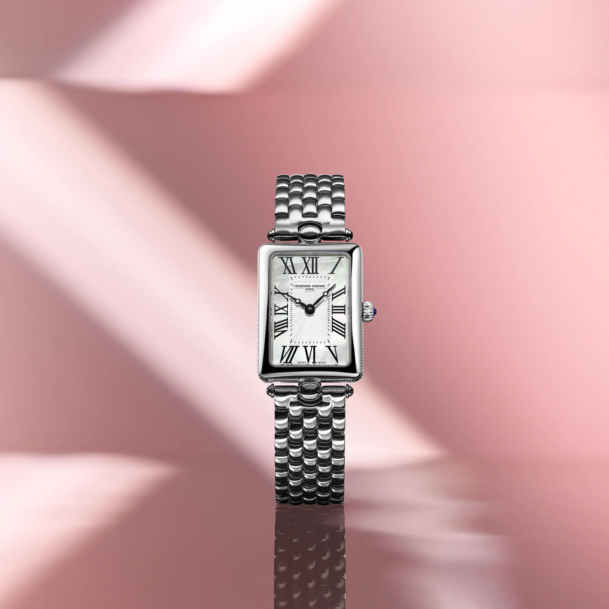 Produktfoto vor einem pinken Hintergrund der Frederique Constant Art Deco Carre aus der Classics Kollektion mit einem rechteckigen Uhrengehäuse mit einem Zifferblatt in Perlmutt-Optik und schwarzen, römischen Ziffern