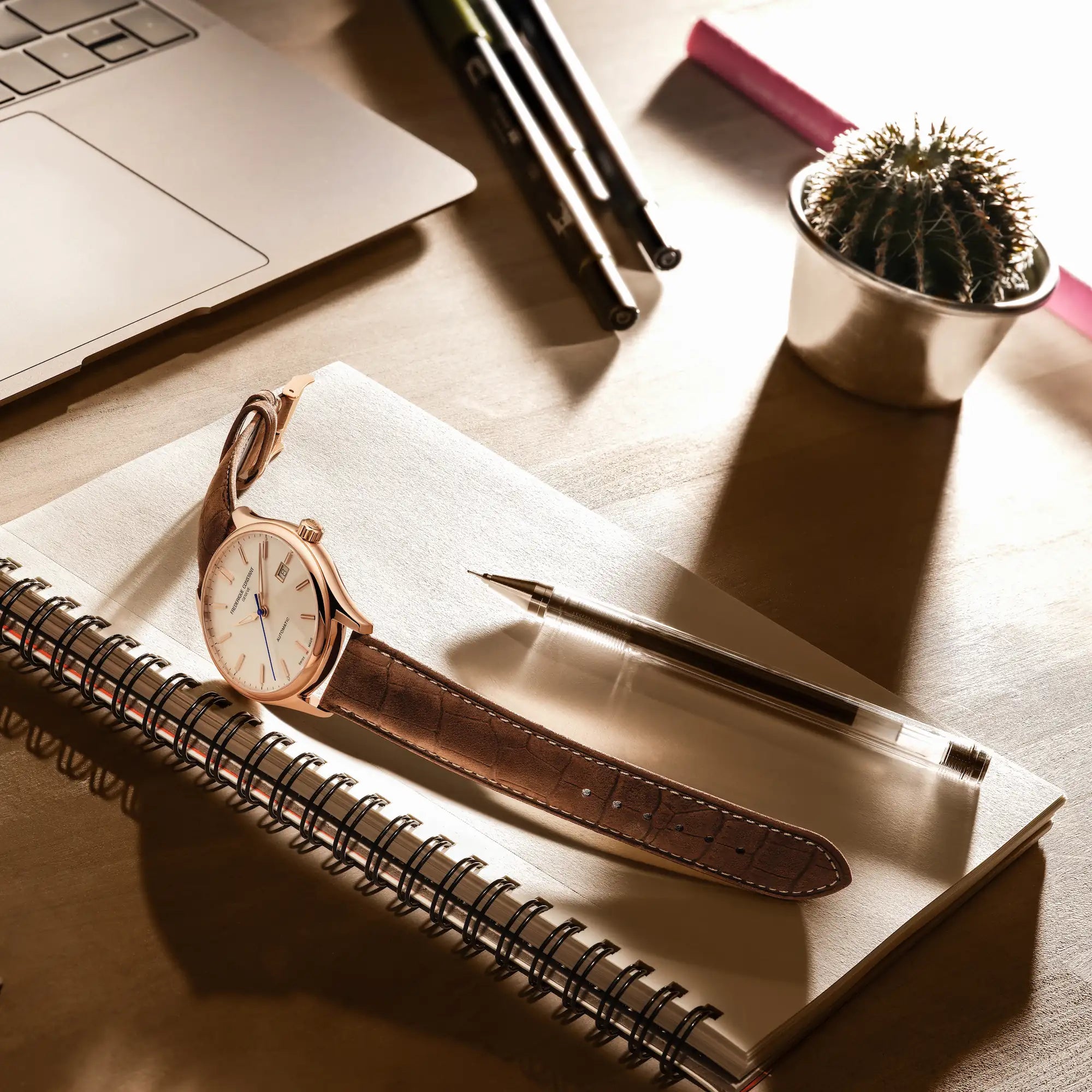 Produktfotografie der Classic Index Automatic mit einem rosegoldfarbenen Gehäuse von Frederique Constant