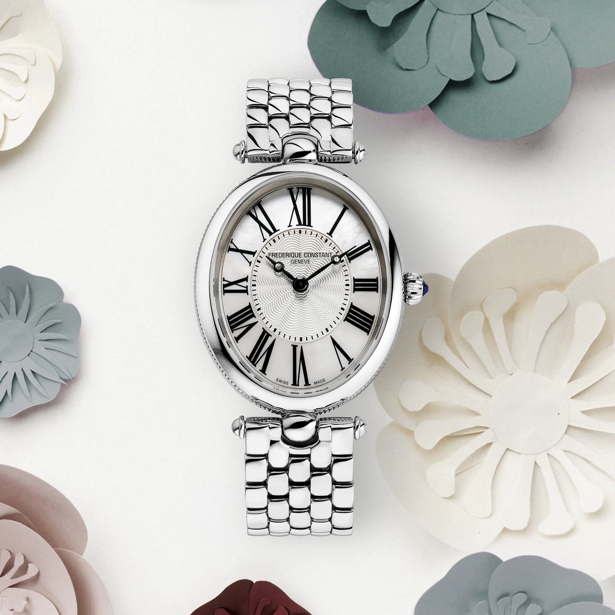 Produktfotografie der Frederique Constant Art Deco Oval aus der Classic Kollektion mit einem Edelstahlgehäuse und einem Zifferblatt in Perlmutt-Optik mit römischen Ziffern