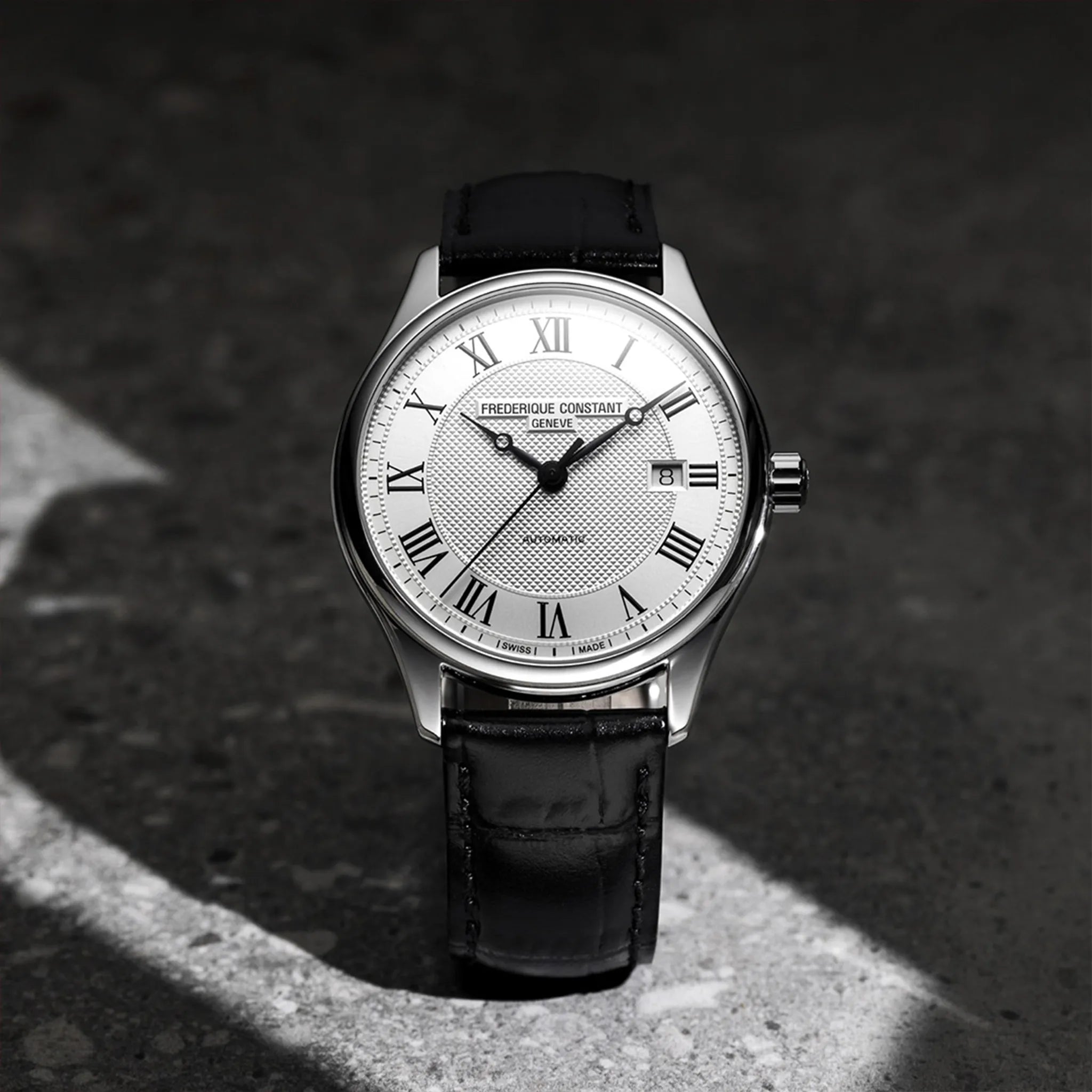 Produktfotografie zeigt die Frederique Constant Classics Automatic FC-303MC5B6 mit silberfarbenen Zifferblatt und römischen Indizes von vorne