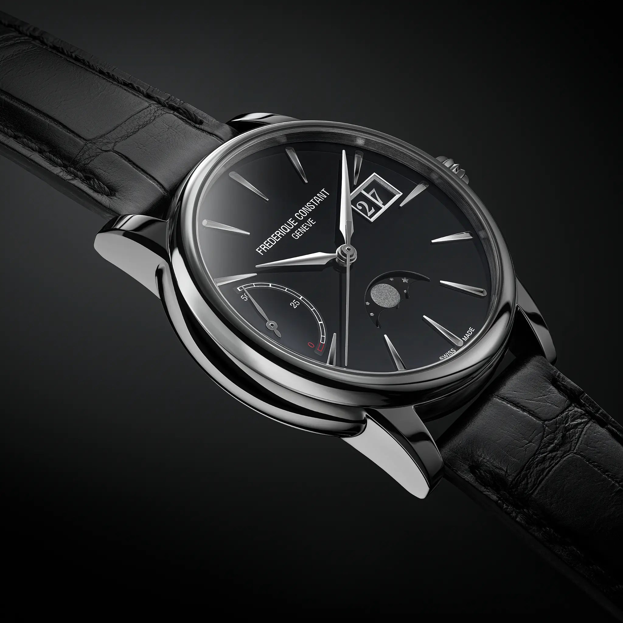 Produktfotografie der Frederique Constant Classic Power Reserve Big Date aus der Manufacture Kollektion mit einem schwarzen Lack-Zifferblatt an einem schwarzen Lederband