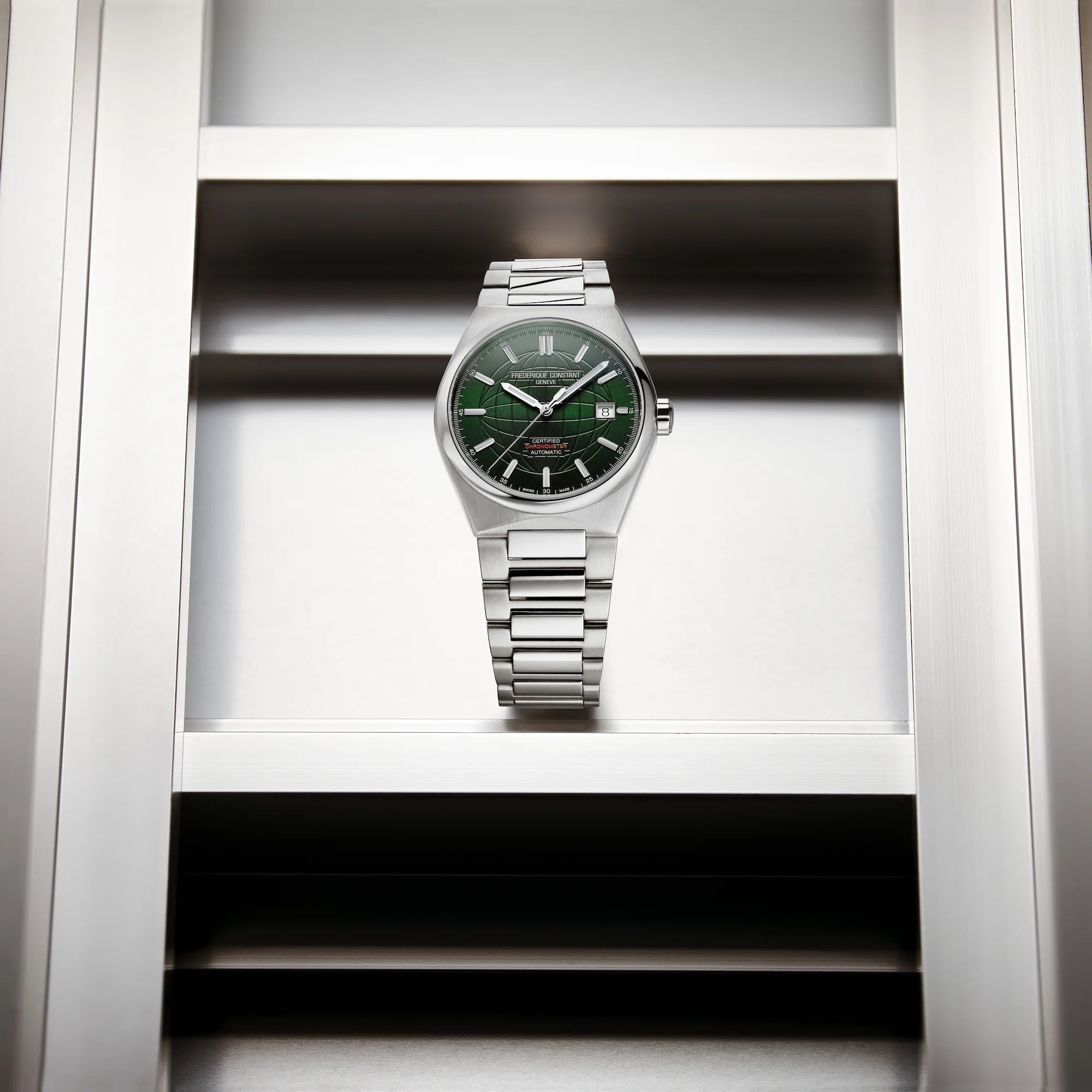 Produktfotografie des Uhren-Modells "Highlife Automatic COSC" mit dem grünen Sonnenschliff Zifferblatt von Frederique Constant