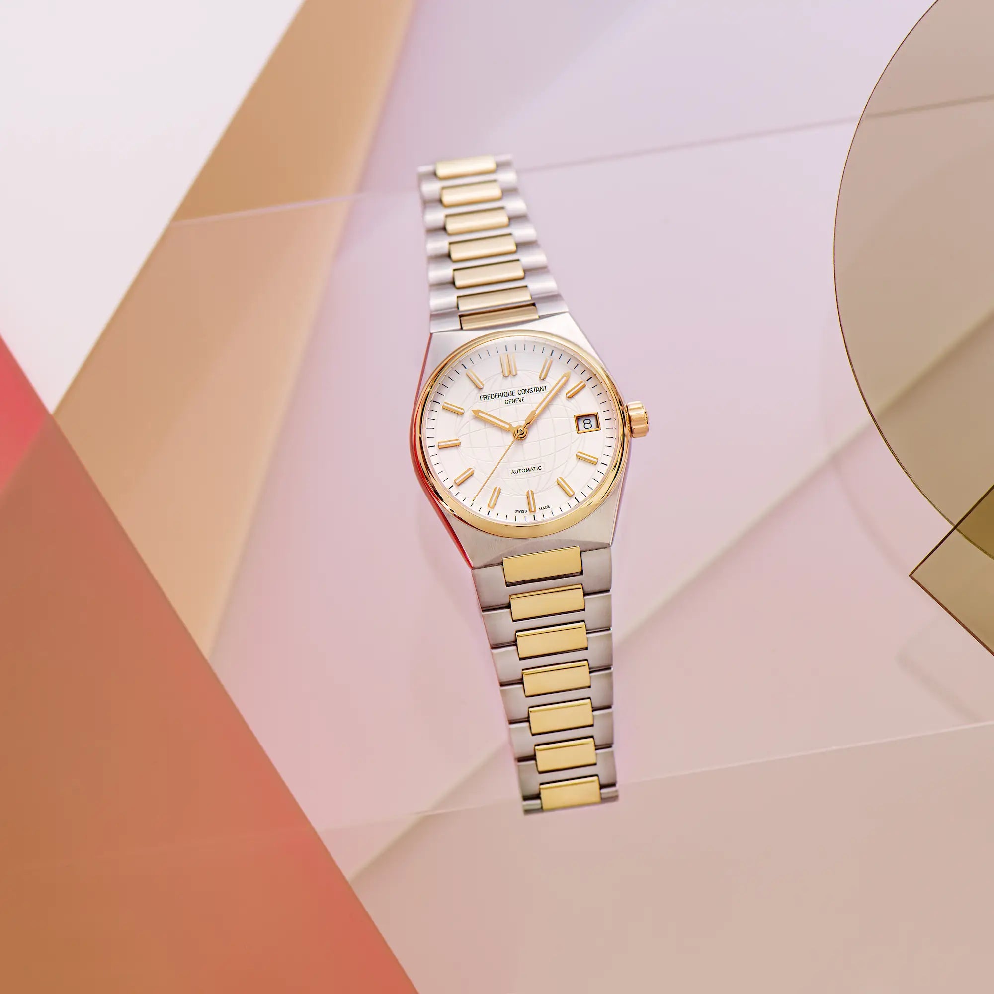 Fotomontage mit der Frederique Constant Highlife Ladies Automatic mit 34mm Durchmesser in der Stahl-Gold-Variante mit dem weißen Zifferblatt