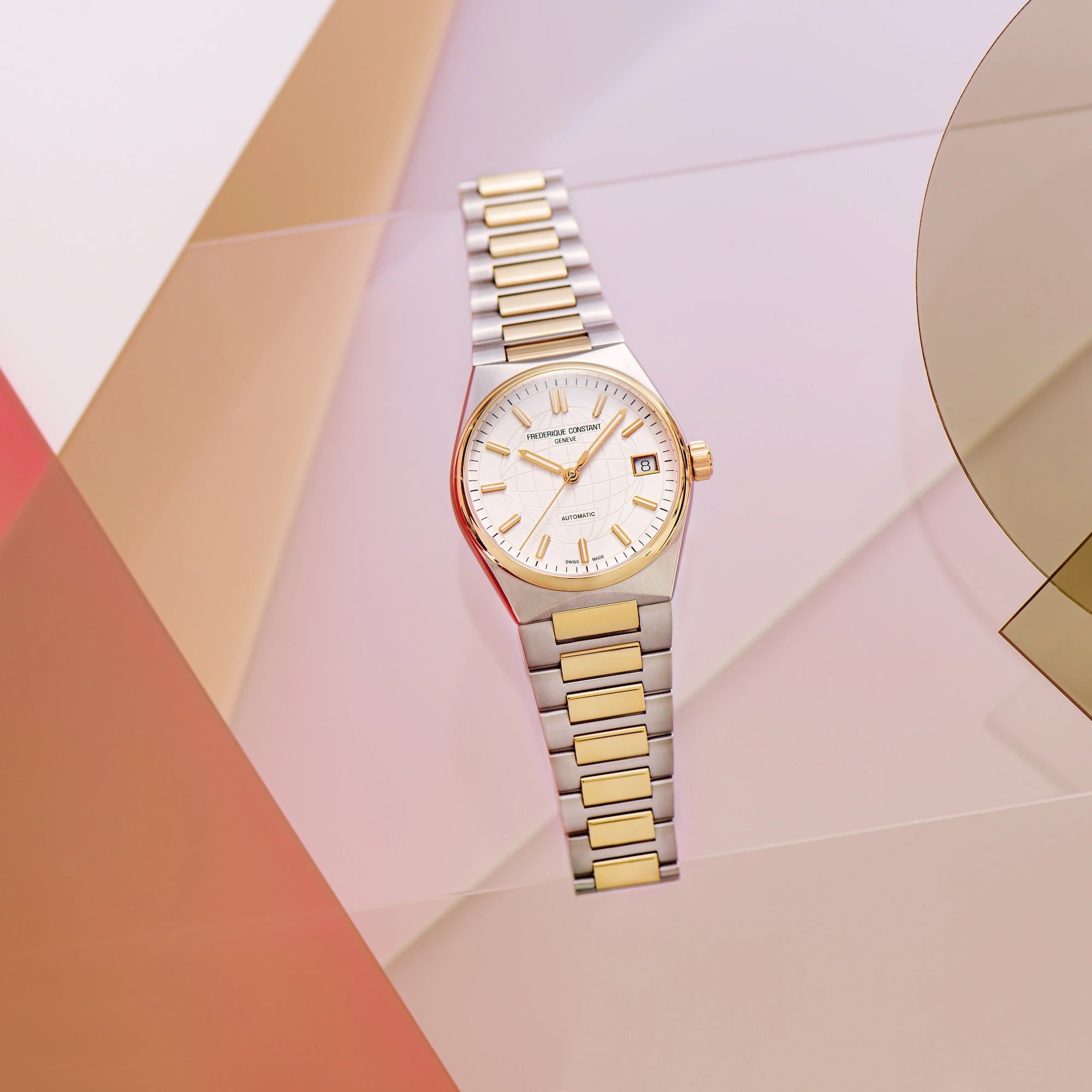 Produktfotografie der Frederique Constant Uhr "Highlife Ladies Automatic" mit einem weißen Zifferblatt und Stahl-Gold-Gehäuse