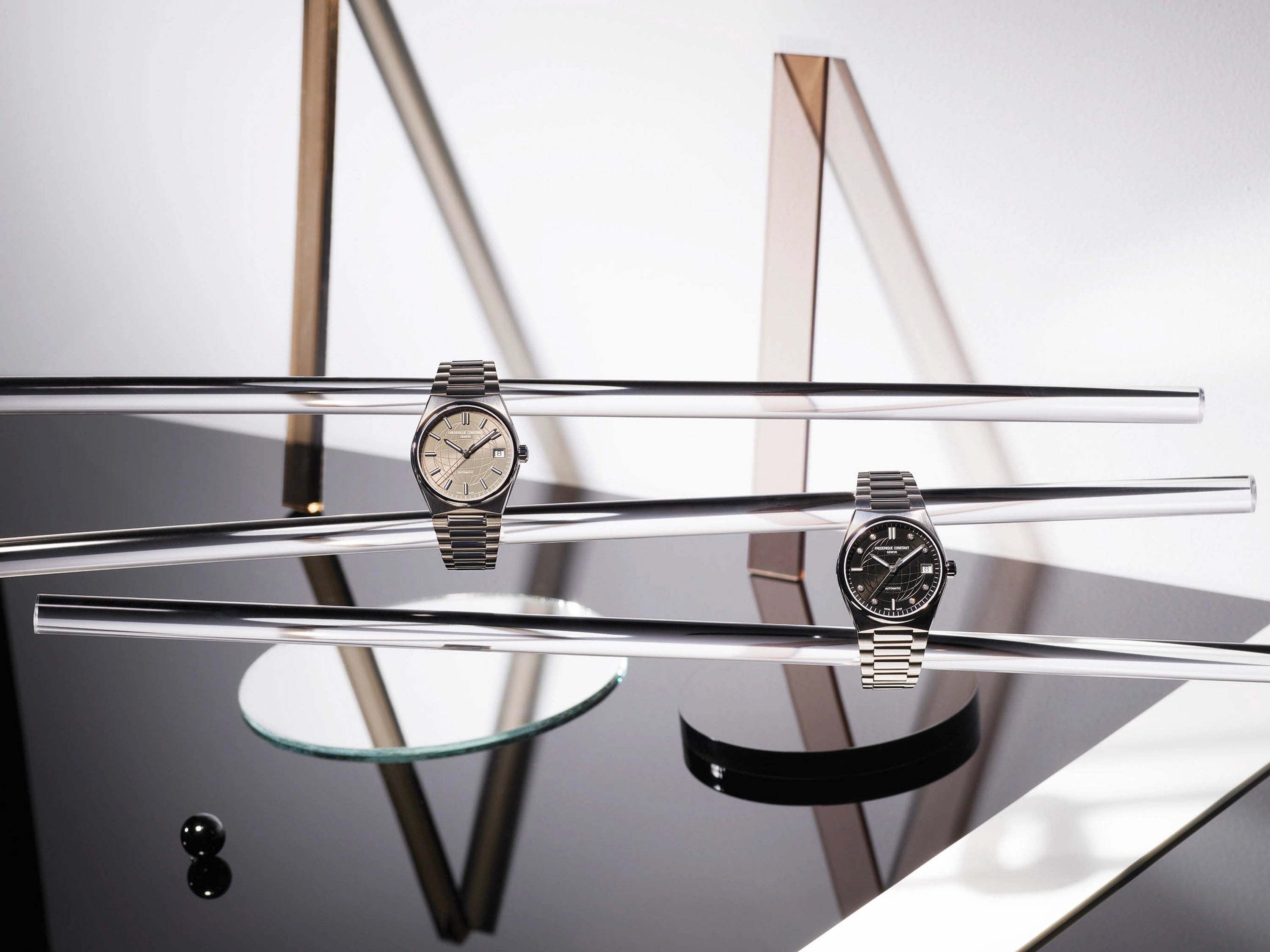 Artistische Produktfotografie von zwei Frederique Constant Uhren aus der Highlife-Collection für Damen