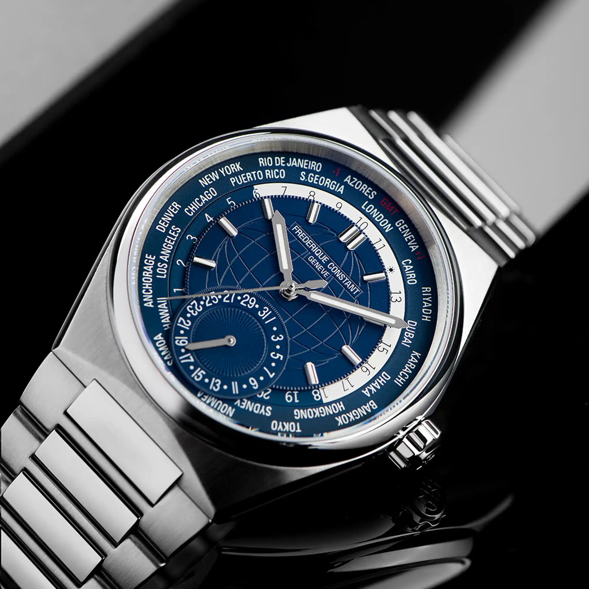 Produktfotografie des Highlife Worldtimers mit dem blauen Zifferblatt von Frederique Constant