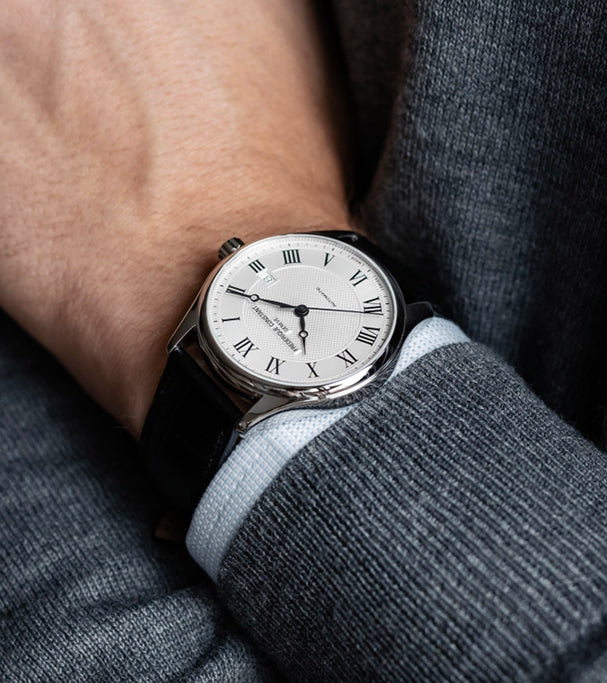 Wristshot mit der Frederique Constant Classics Automatic FC-303MC5B6 mit silberfarbenen Zifferblatt und römischen Indizes