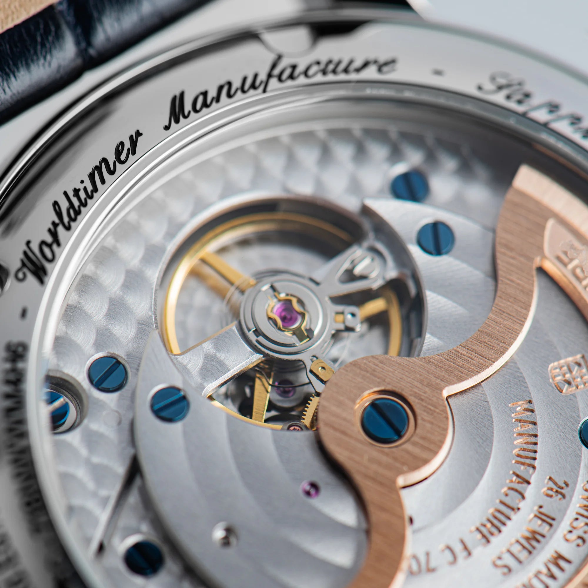 Makroaufnahme des limitierten Classic Manufacture Worldtimers von Fredeique Constant mit Fokus auf dem Uhrwerk