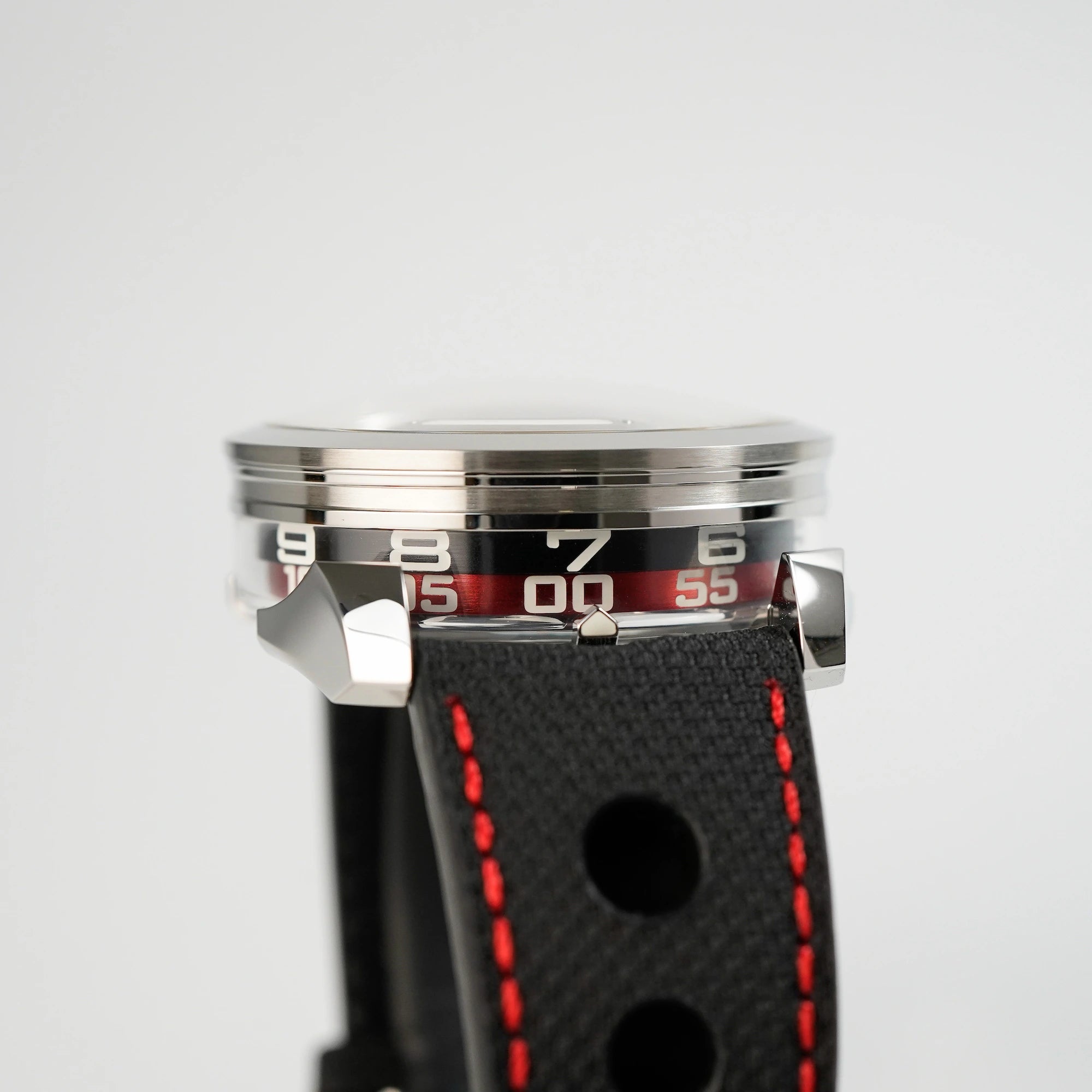 Gehäuse der MB&F Mad 1 Red Edition mit einem schwarzen Zahlenring zur Stundenanzeige und einem roten Ring für Minuten