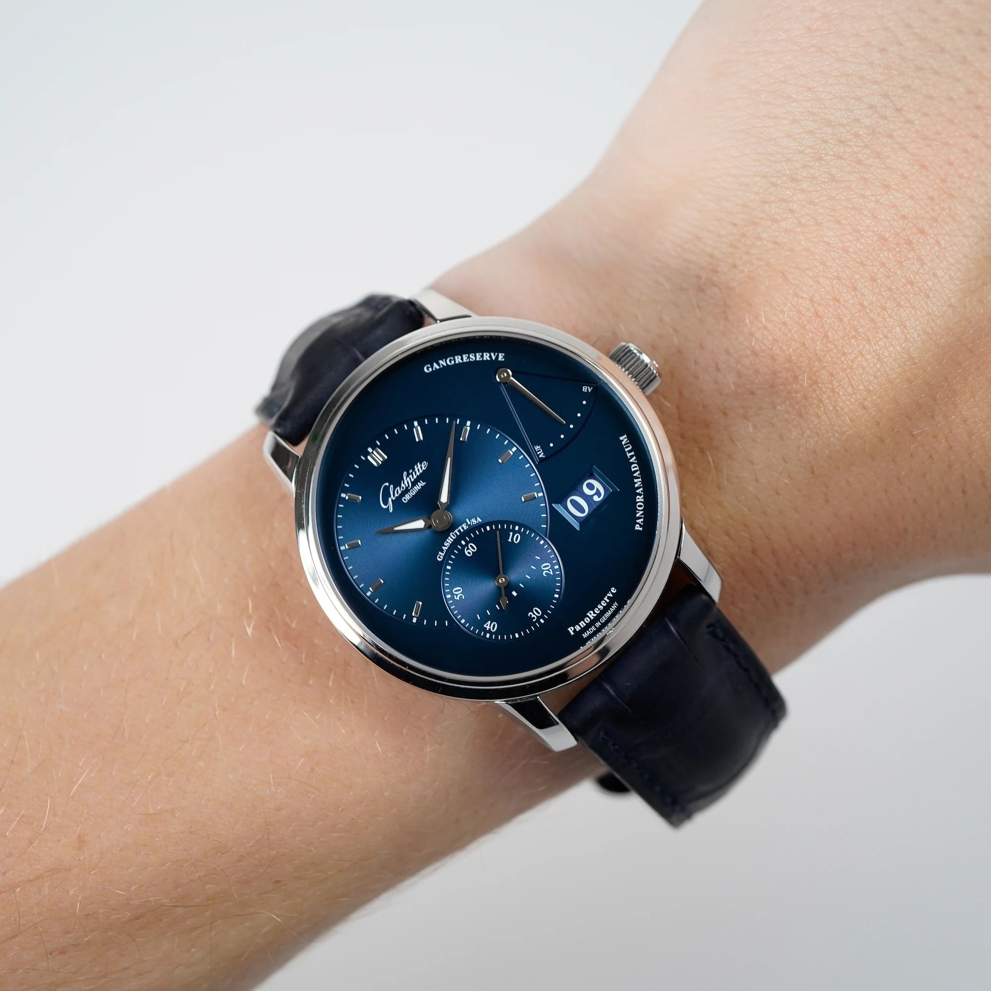 Mann trägt die Glashuette Original Panoreserve Uhr mit blauem Zifferblatt an seinem Handgelenk