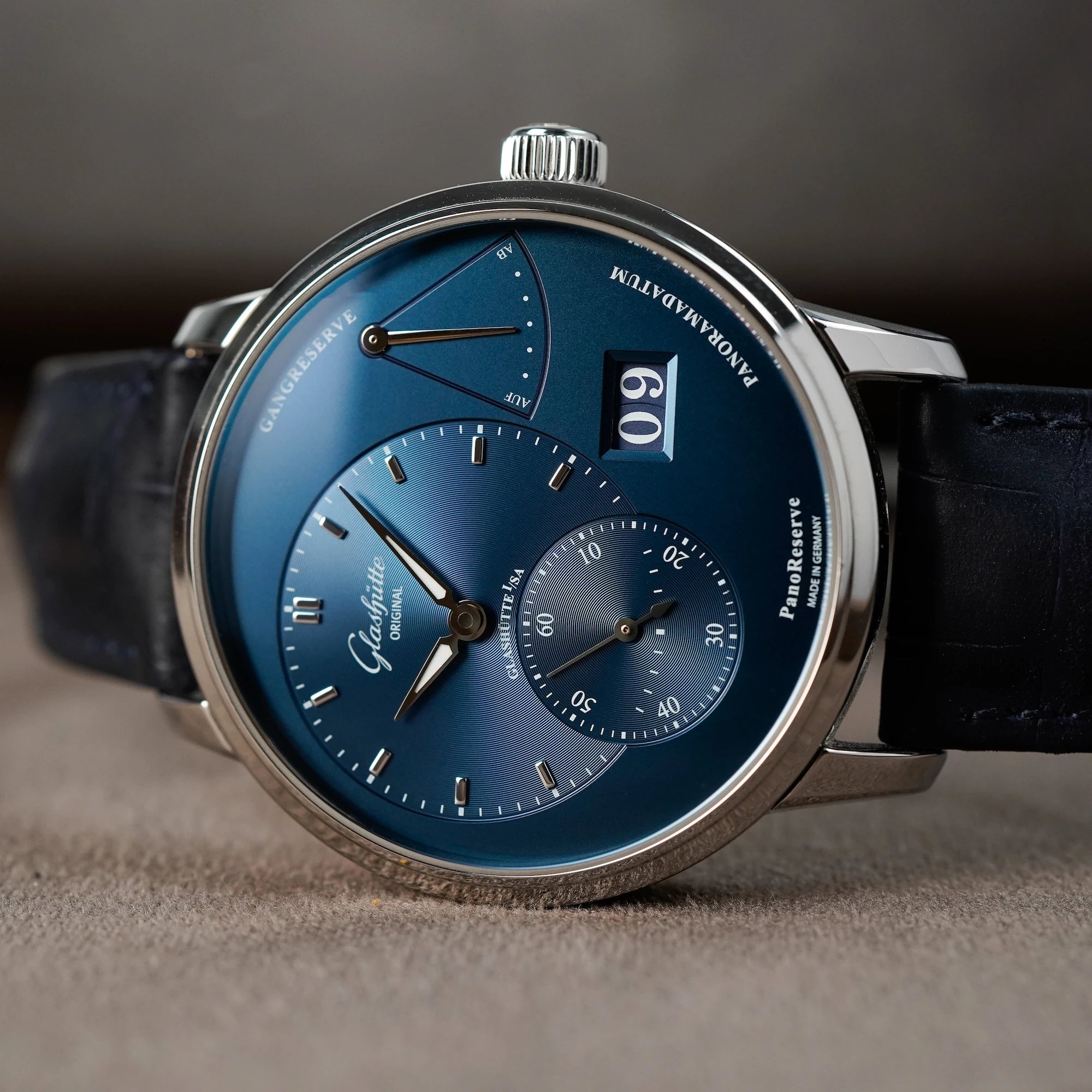 Detailaufnahme des blauen Zifferblatts mit Anzeige für Uhrzeit, Gangreserve und Datum der Glashuette Original Panoreserve Uhr