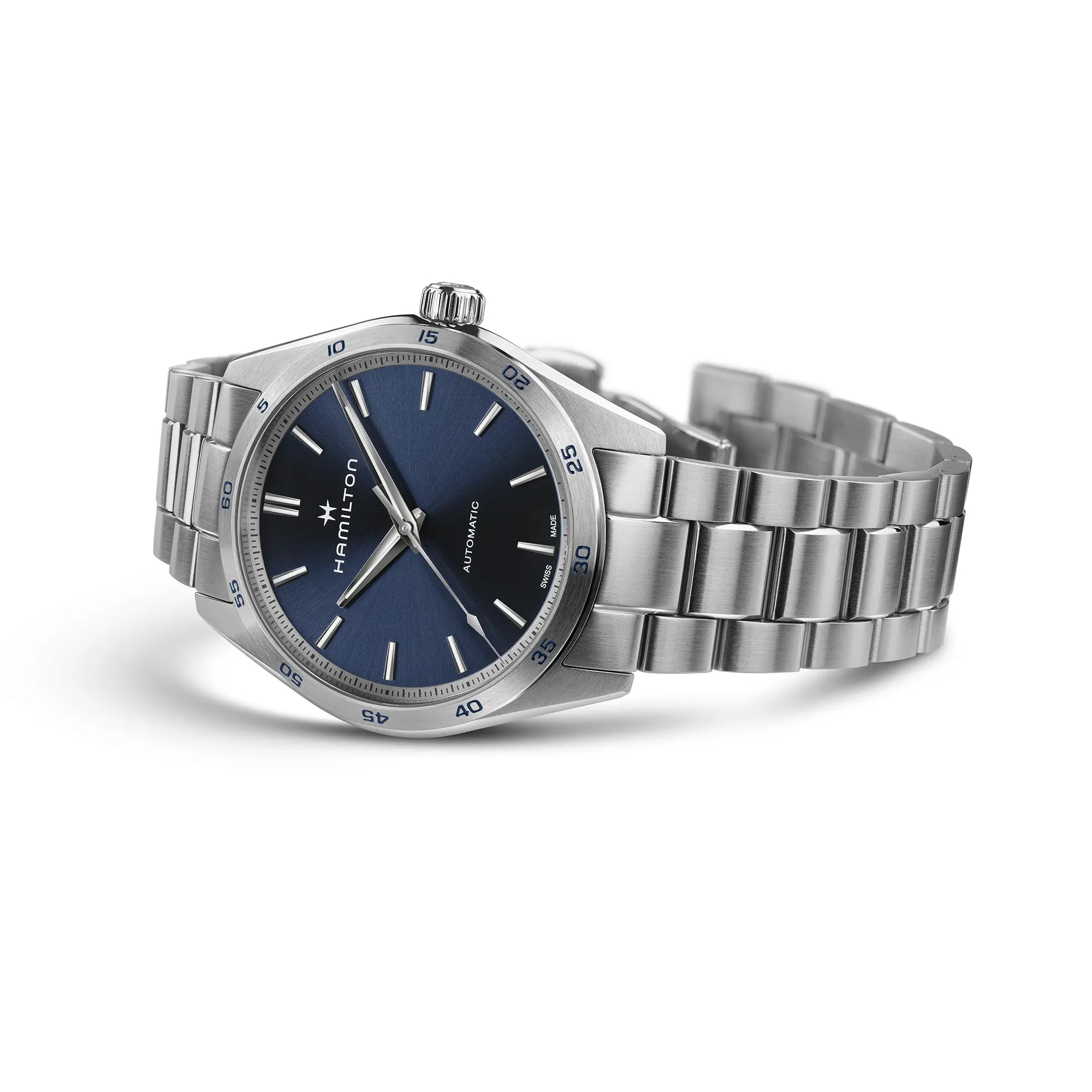 Produktfotografie zeigt die seitlich auf dem Gehäuse liegende Hamilton Jazzmaster Performer Auto H36215140 mit 38mm-Gehäuse und blauem Zifferblatt