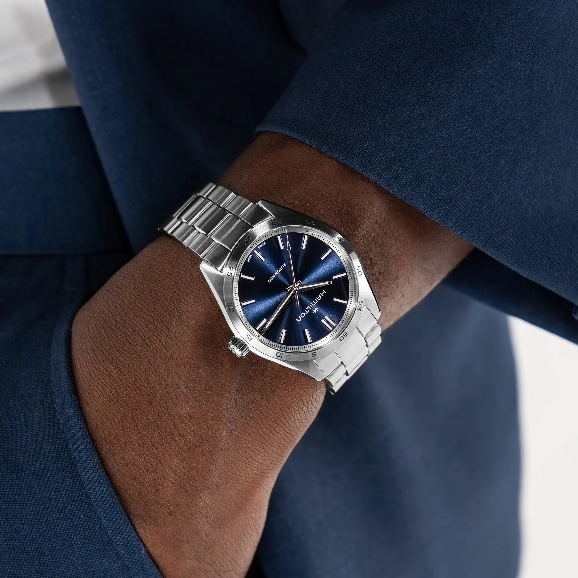 Wristshot mt der Hamilton Jazzmaster Performer Auto H36215140 mit 38mm-Gehäuse und blauem Zifferblatt