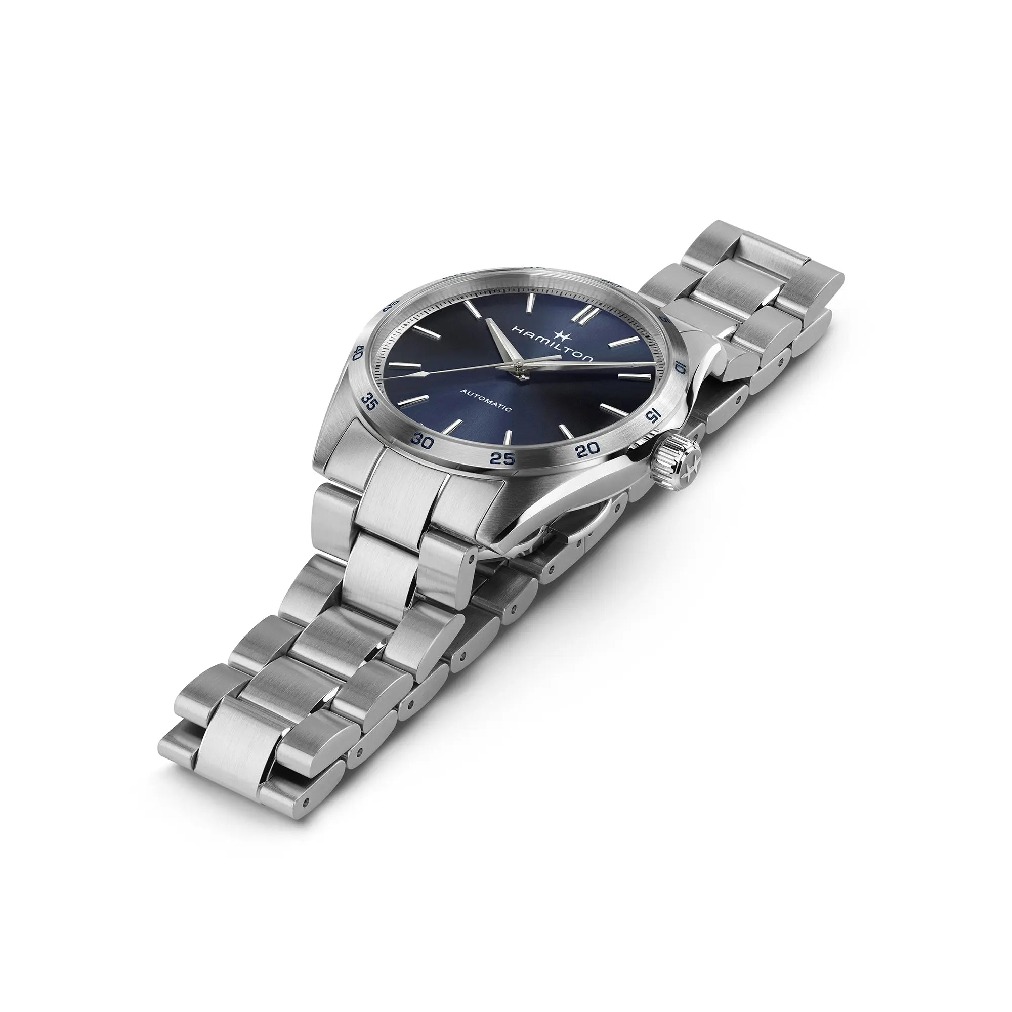Produktfotografie zeigt die liegende Hamilton Jazzmaster Performer Auto H36215140 mit 38mm-Gehäuse und blauem Zifferblatt
