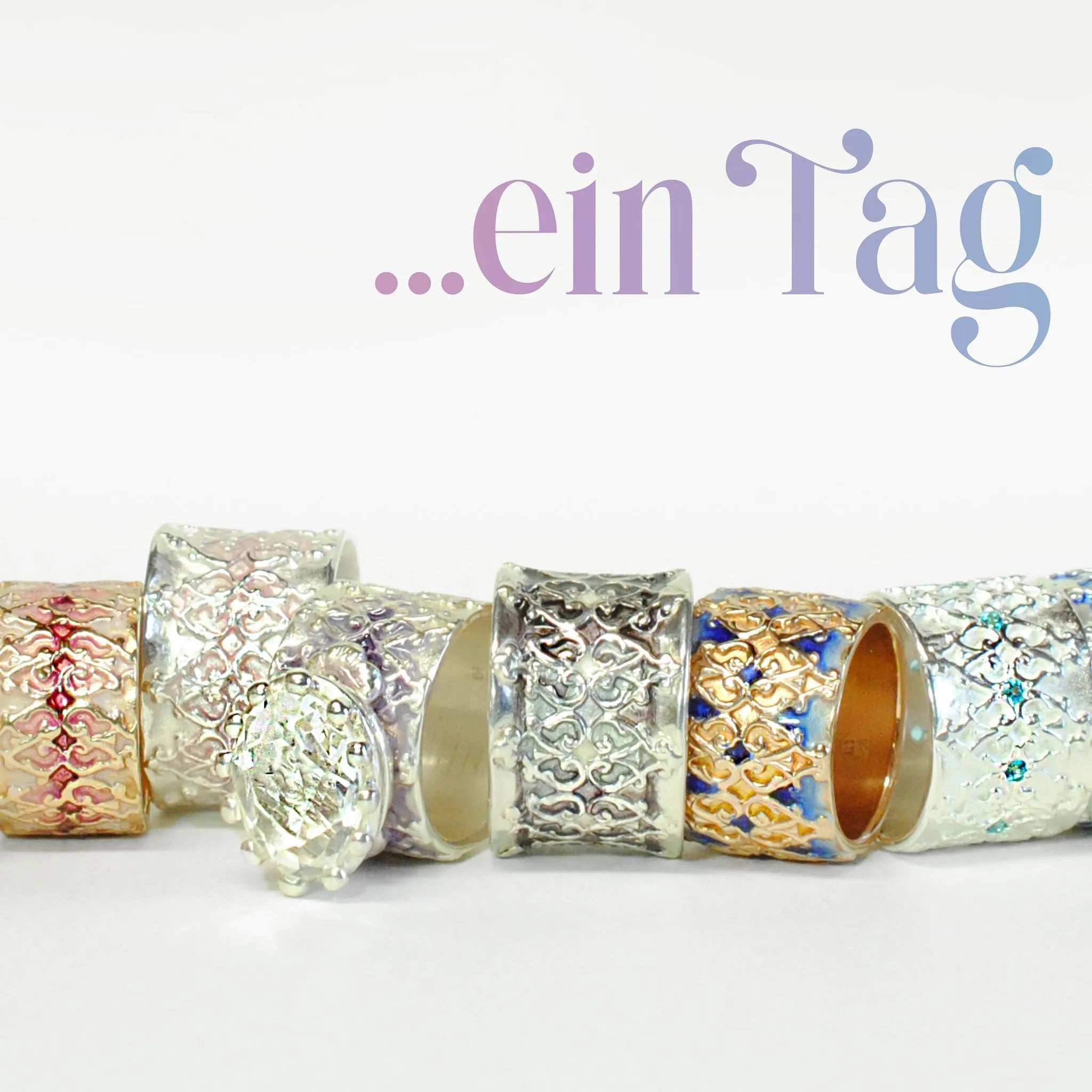Produktfotografie von verschiedenen goldfarbenen Ringen, die mit Lack bemalt und gebrannt wurden, von Barbara Haaas mit wunderschöenen Farbspiel