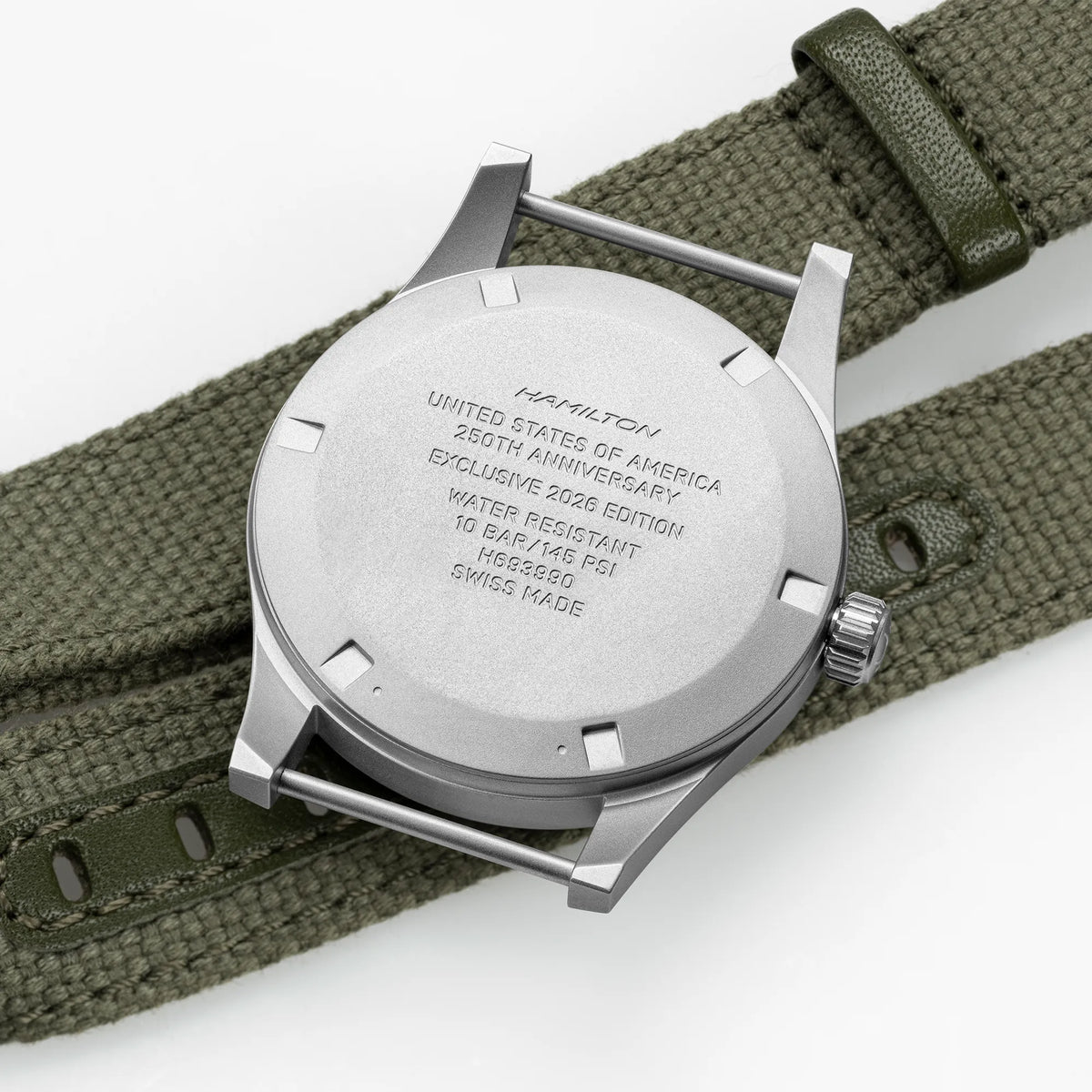 Gehäuseboden mit "250 Jahre Anniversary" der Hamilton Khaki Field Mechanical H69399930 mit schwarzem Zifferblatt im Vintage-Charakter mit Indizes in weiß und beige an einem khaki-farbenem Nato-Band