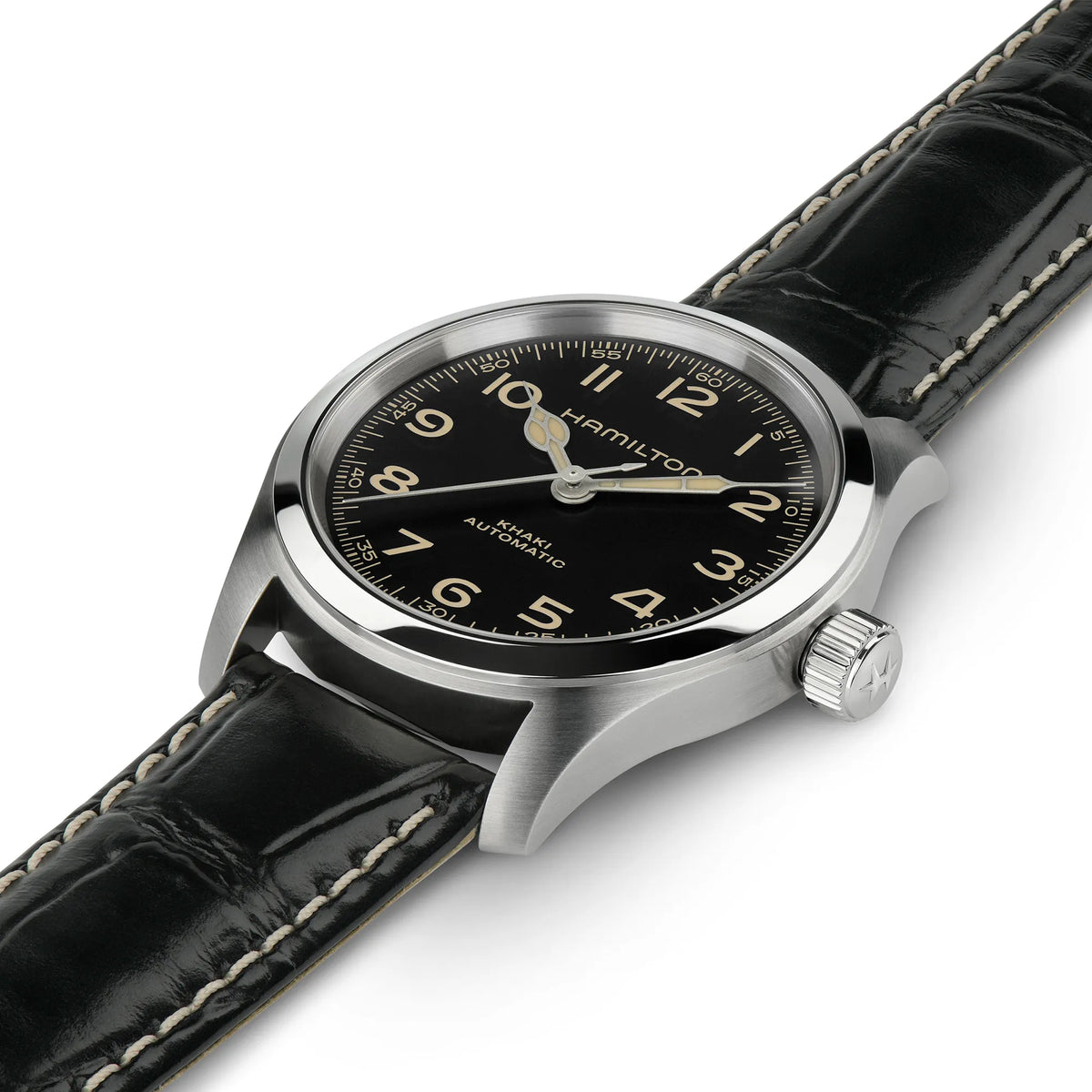 Produktfotografie der Hamilton Murph H70405730 im 38mm-Edelstahl-Gehäuse und einem schwarzem Zifferblatt Indizes und Zeigern mit Vintage-Charakter zeigt die Uhr liegend