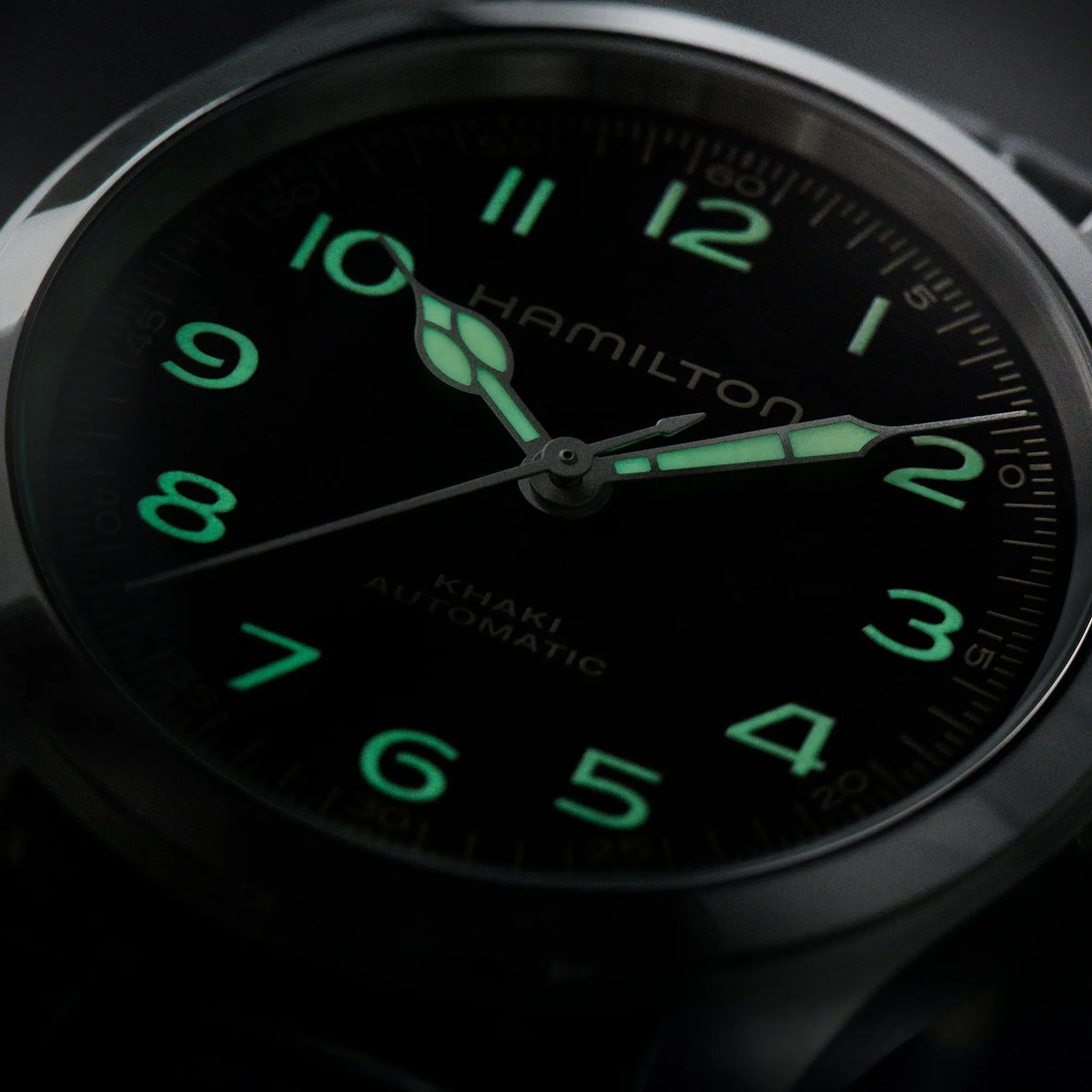 Superluminova beschichtete Zeiger und Indizes bei Nacht von der Hamilton Murph H70405730 im 38mm-Edelstahl-Gehäuse und einem schwarzem Zifferblatt Indizes und Zeigern mit Vintage-Charakter