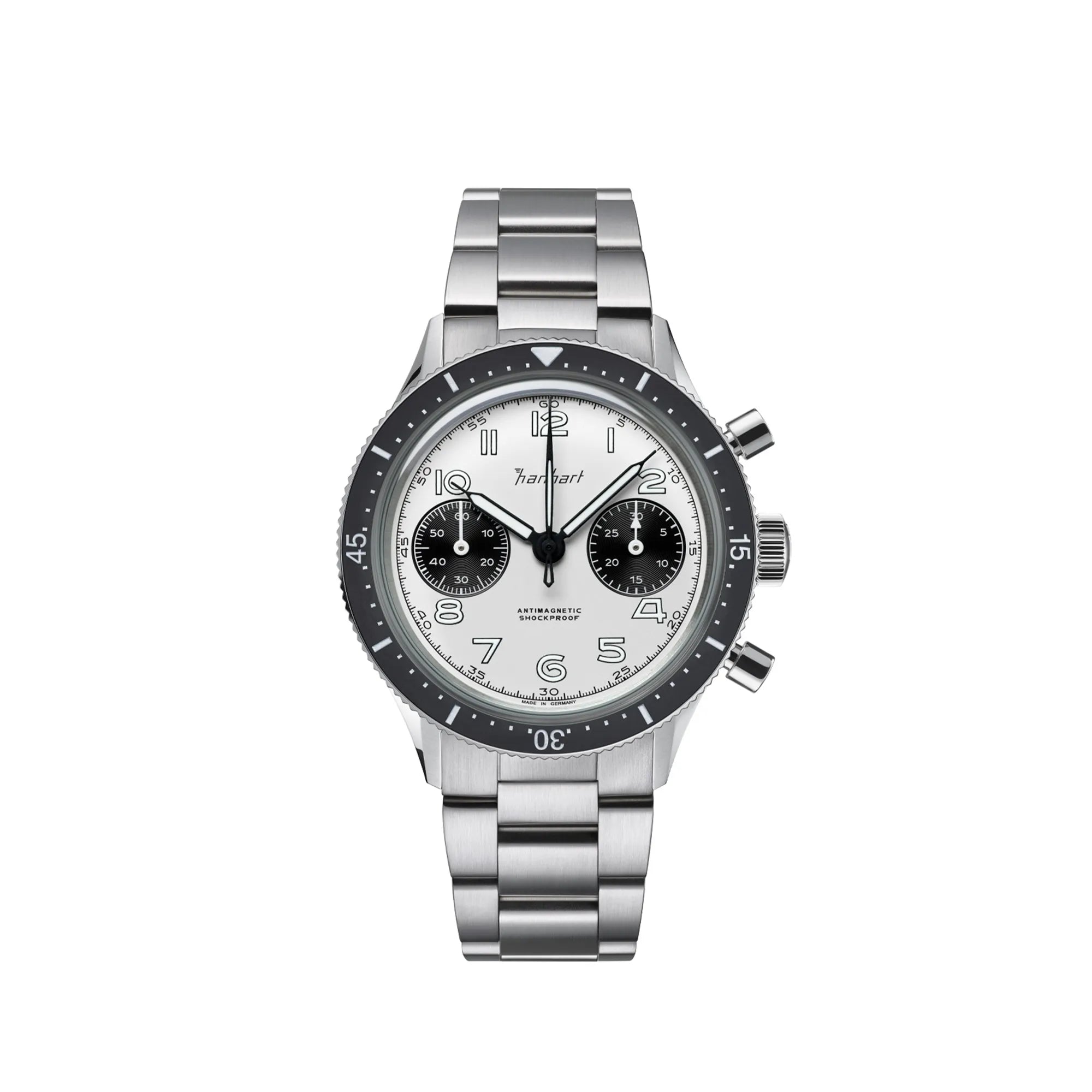 Frontale Ansicht des Hanhart 415 ES Chronographs mit dem Panda-Zifferblatt in Weiß mit schwarzen Sub-Dials am Edelstahlarmband