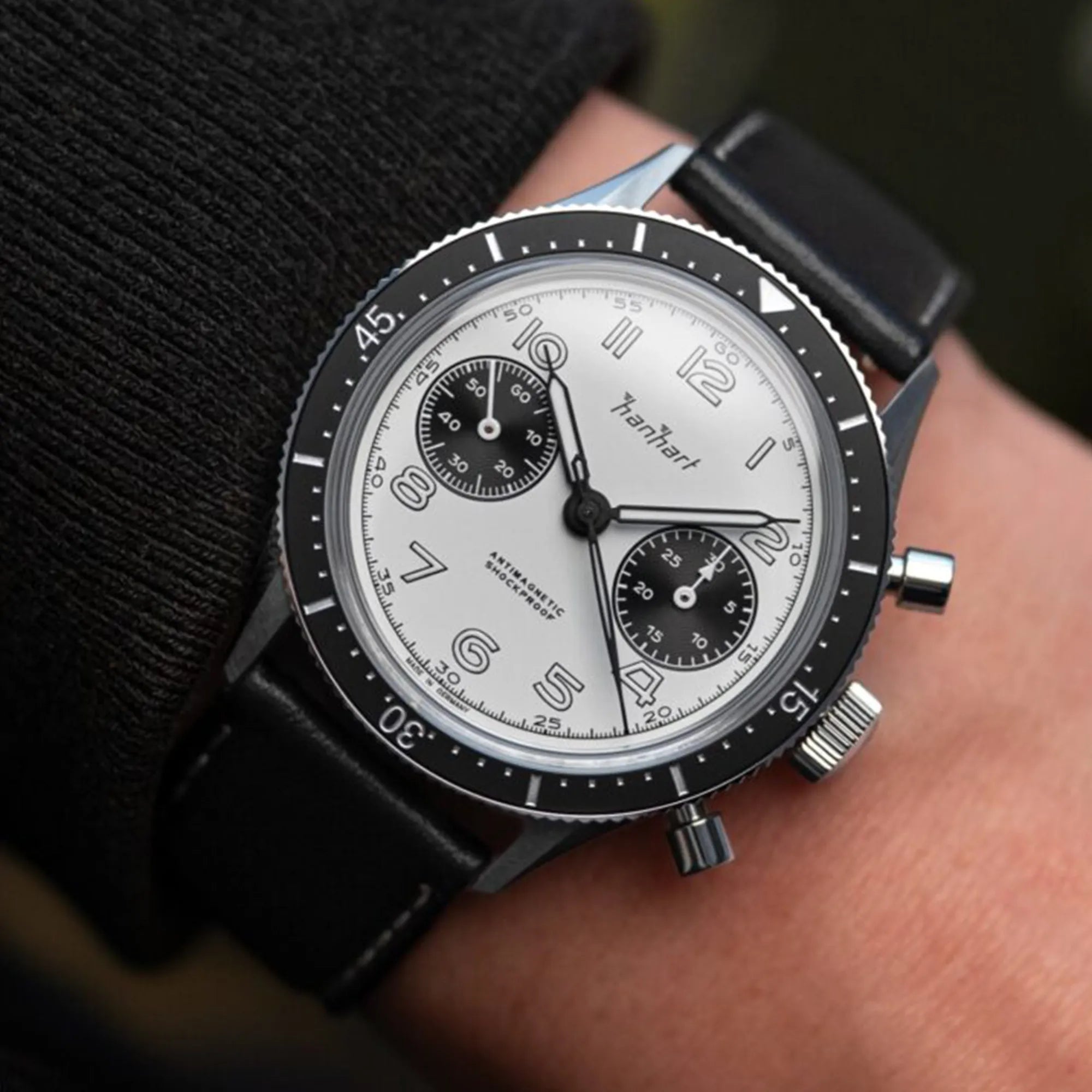 Wristshot mit der Hanhart 415 ES Chronographs mit dem Panda-Zifferblatt in Weiß mit schwarzen Sub-Dials