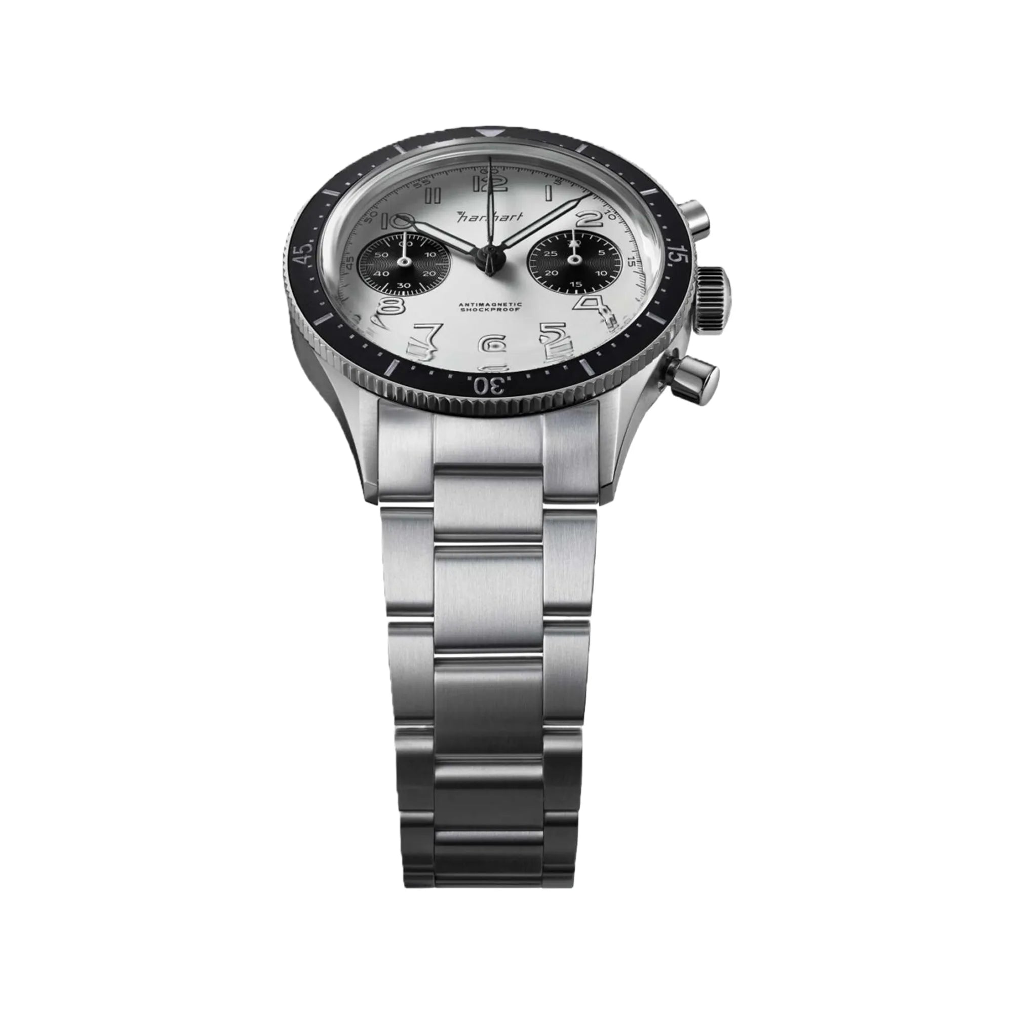 Blick auf das Edelstahlarmband und den Uhrenkopf der Hanhart 415 ES Chronographs mit dem Panda-Zifferblatt in Weiß mit schwarzen Sub-Dials am Edelstahlarmband