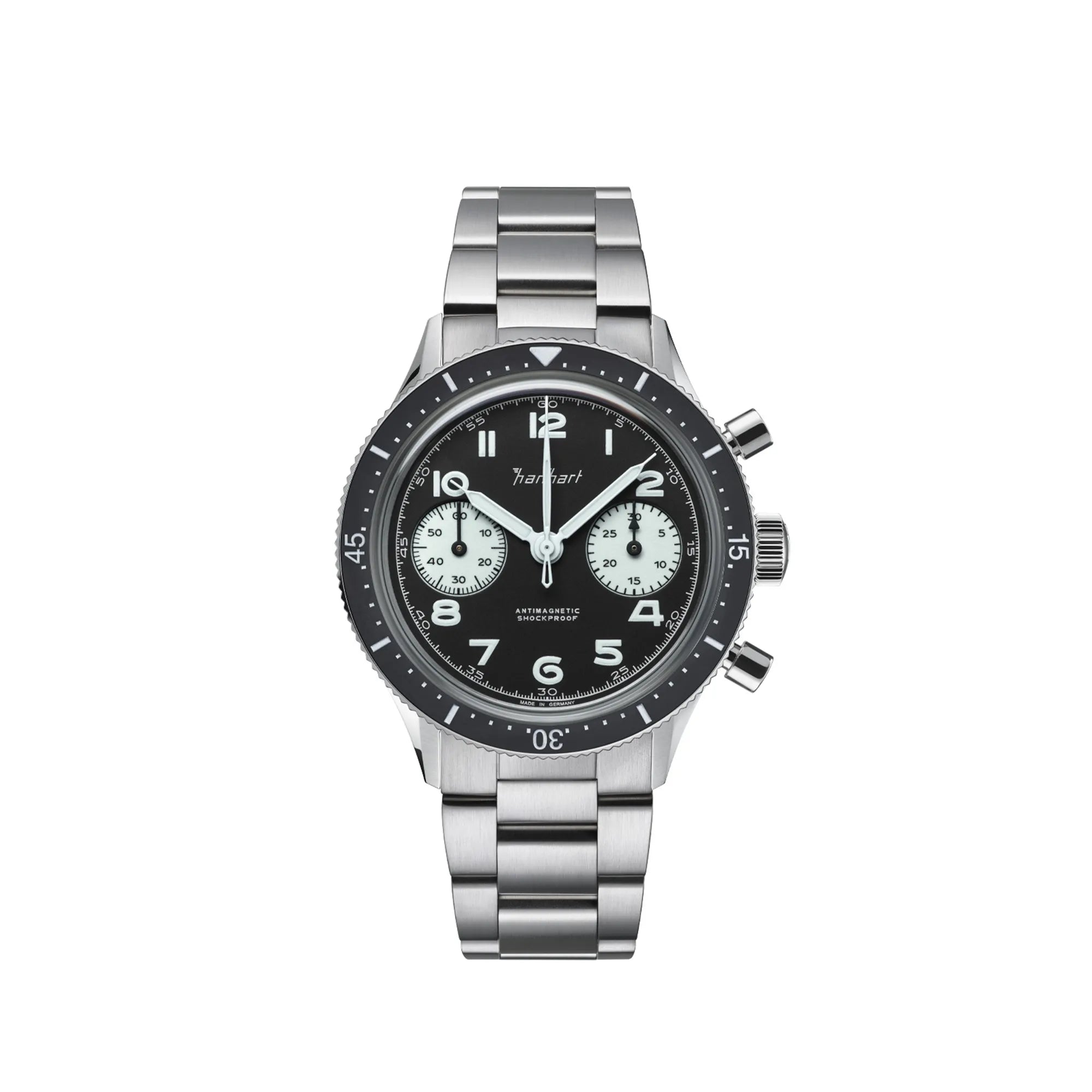 Frontale Ansicht der Hanhart 415 ES Chronographs mit dem Reverse-Panda-Zifferblatt in Schwarz mit weißen Sub-Dials am Edelstahlarmband