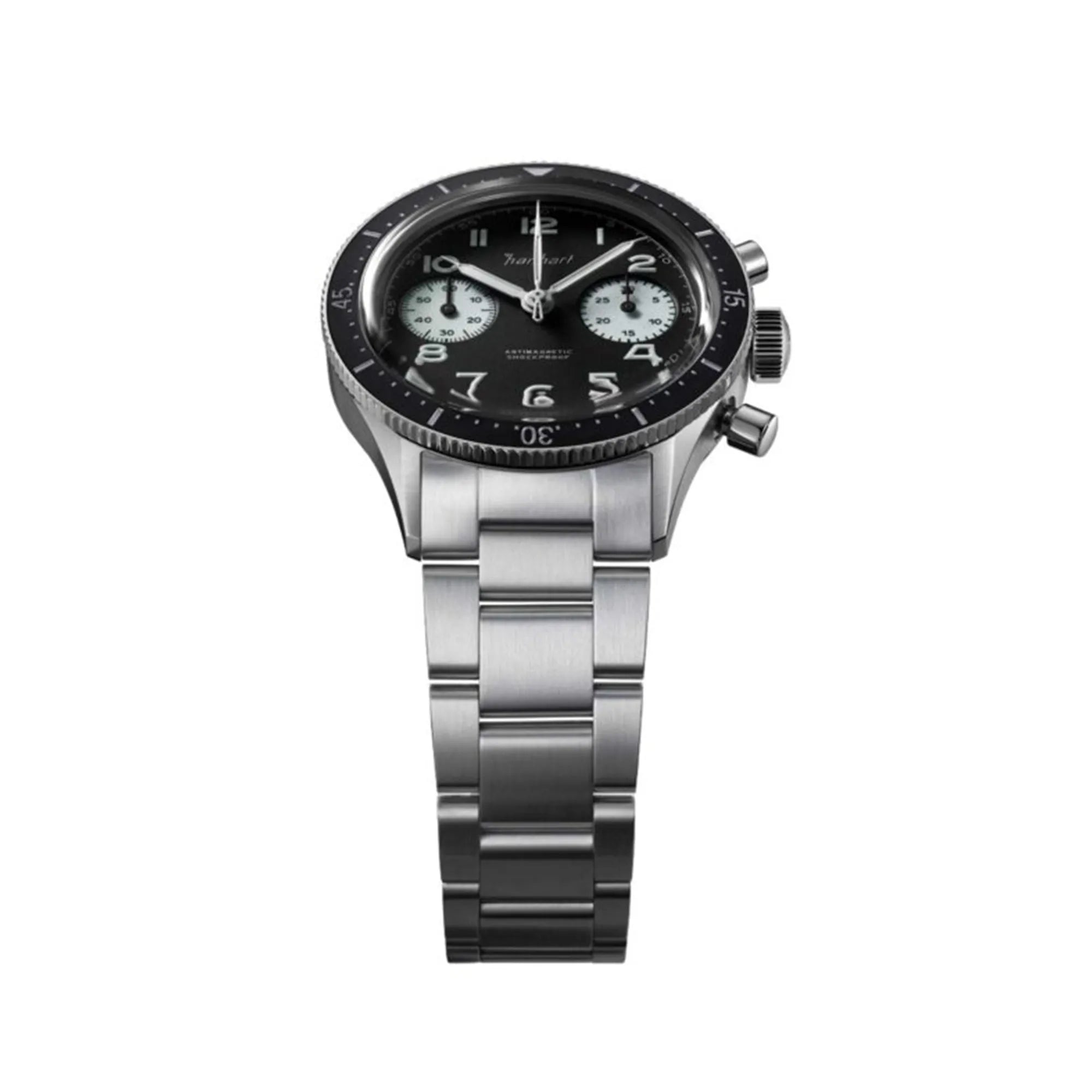 Blick auf das Edelstahlarmband und den Uhrenkopf der Hanhart 415 ES Chronographs mit dem Panda-Zifferblatt in Schwarz mit weißen Sub-Dials am Edelstahlarmband