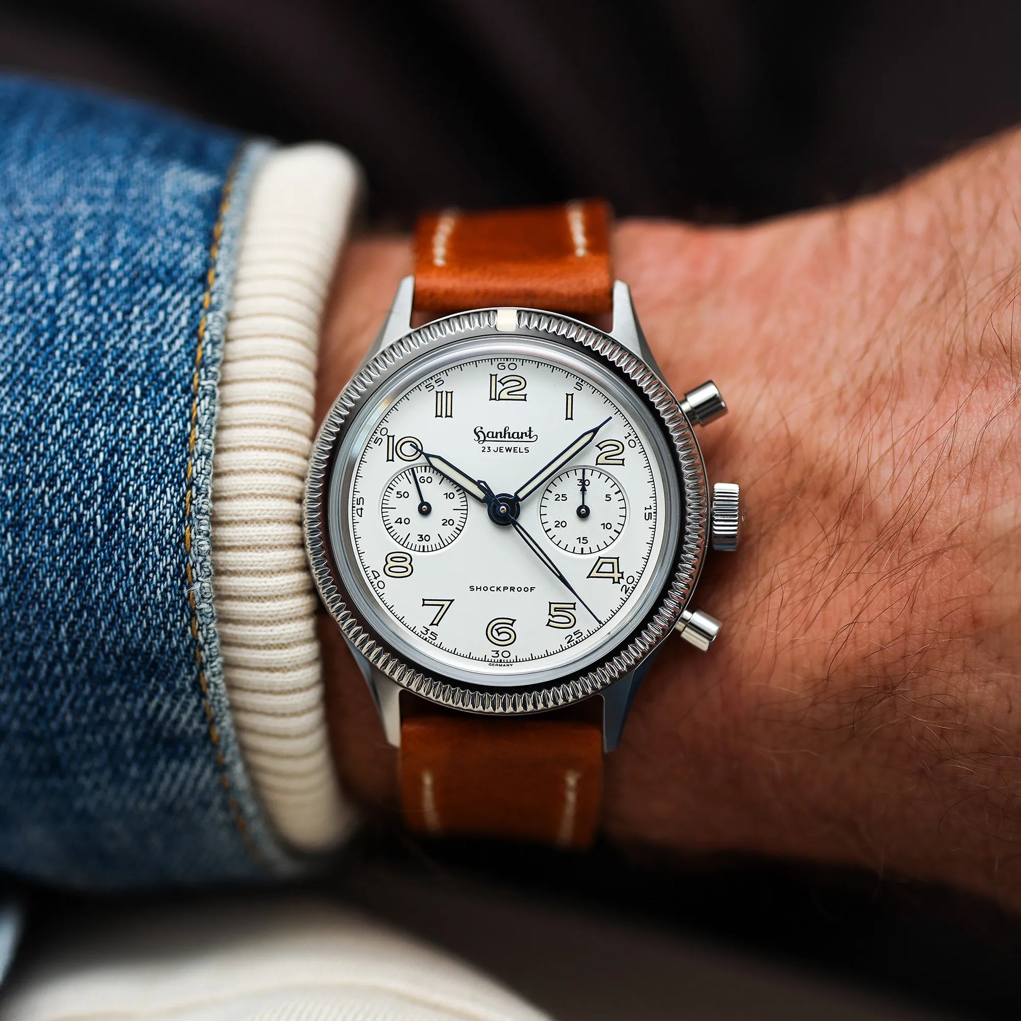 Wristshot mit dem Hanhart 417 ES "Moby Dick" Chronographs mit 42mm-Gehäuse und weißem Zifferblatt am hellbraunen Lederband