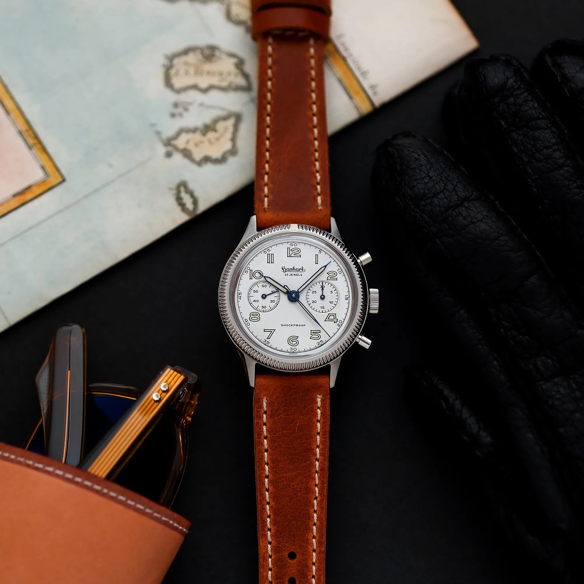 Hanhart 417 ES "Moby Dick" Chronographs mit 42mm-Gehäuse und weißem Zifferblatt am hellbraunen Lederband