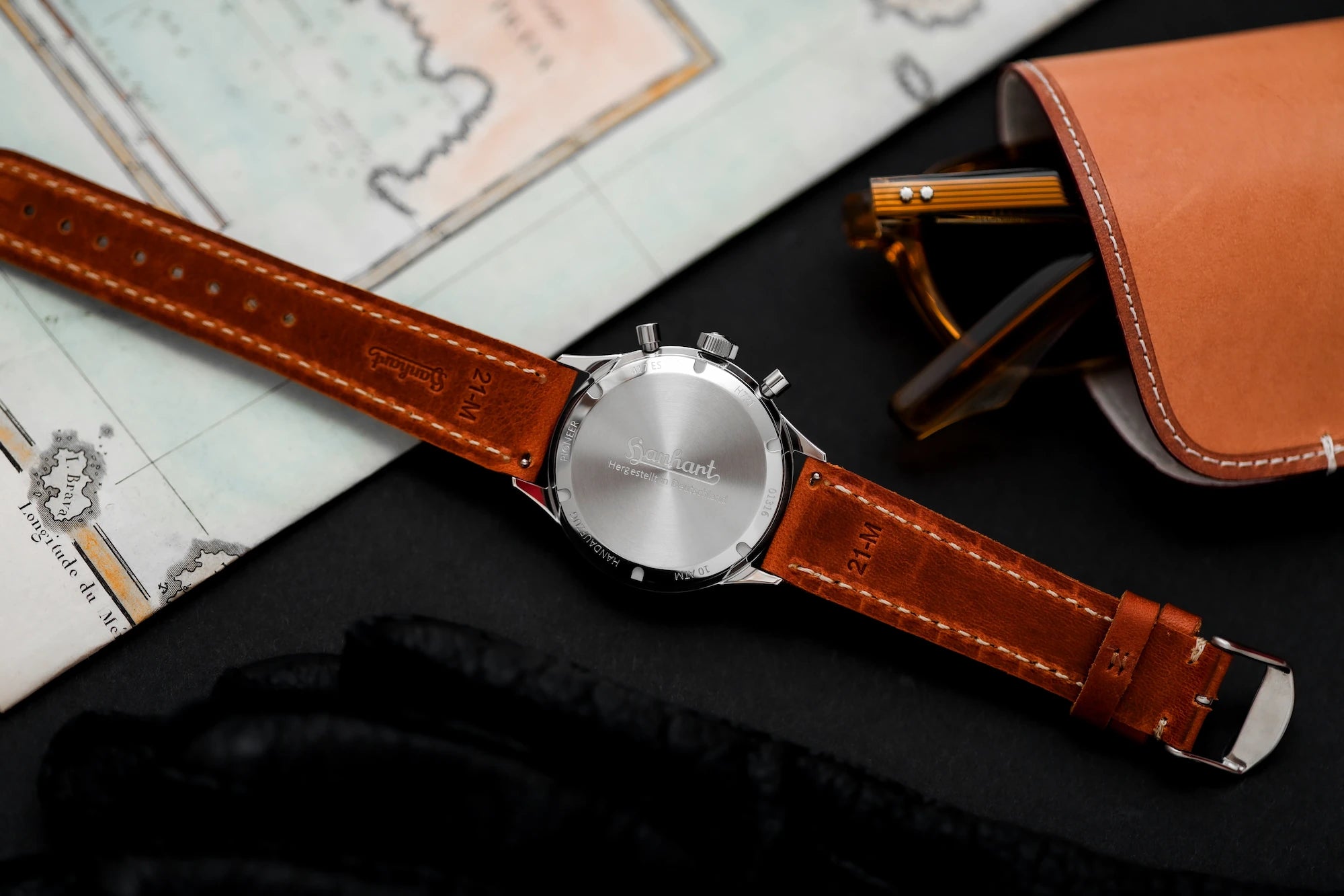 Produktfoto von dem Hanhart 417 ES "Moby Dick" Chronograph mit 42mm-Gehäuse und weißem Zifferblatt am hellbraunen Lederband zeigt den Gehäuseboden aus Edelstahl