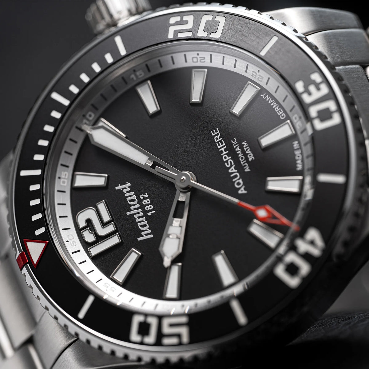 Detailaufnahme der Hanhart Aquasphere Matte Black im 42mm-Edelstahl-Gehäuse am Edelstahlarmband mit schwarzem Zifferblatt und schwarzer Lünette