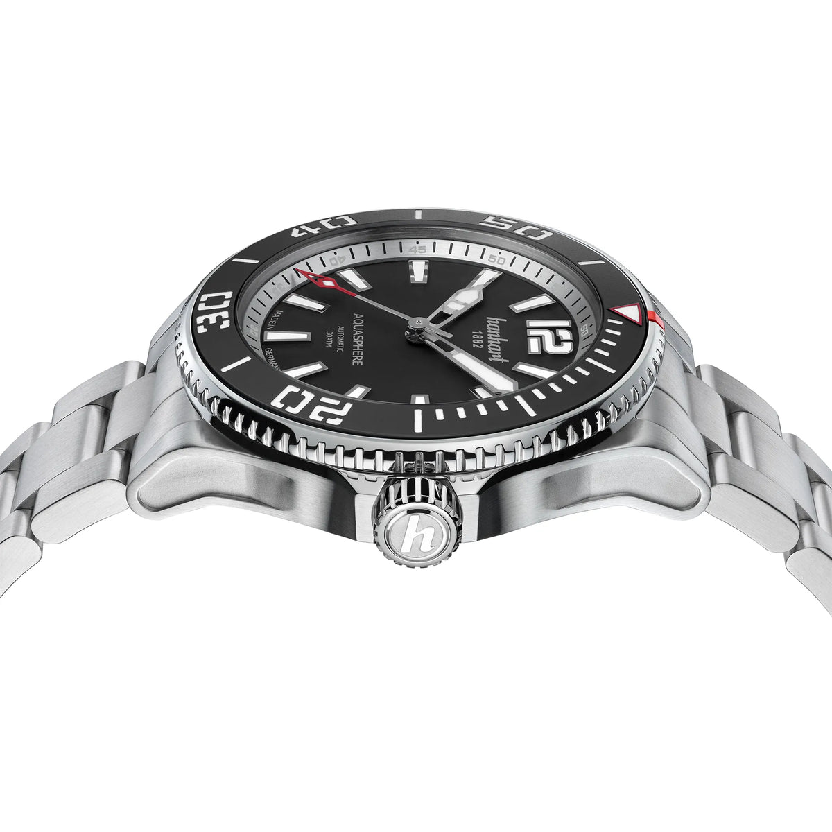 Seitliche Ansicht der Hanhart Aquasphere Matte Black im 42mm-Edelstahl-Gehäuse am Edelstahlarmband mit schwarzem Zifferblatt und schwarzer Lünette