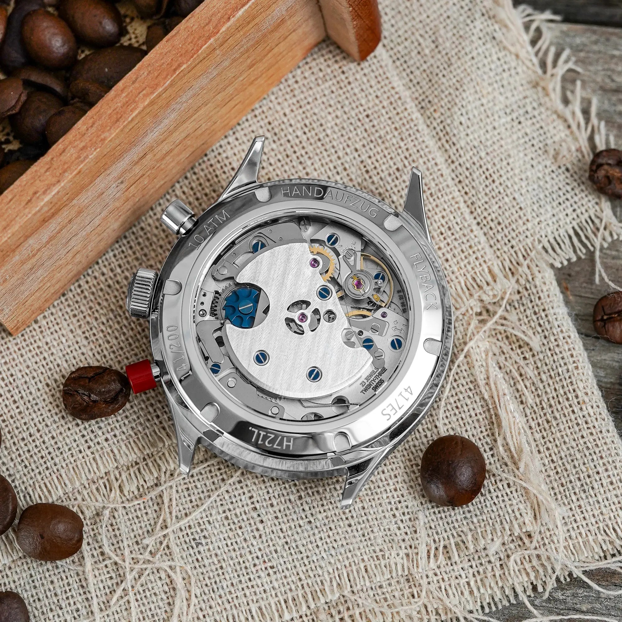 Produktfotografie zeigt den auf dem Uhrenglas liegenden Hanhart 417 ES Mokka Limited Edition mit Sichtglas und erlaubt einen Blick auf das mechanische Uhrwerk