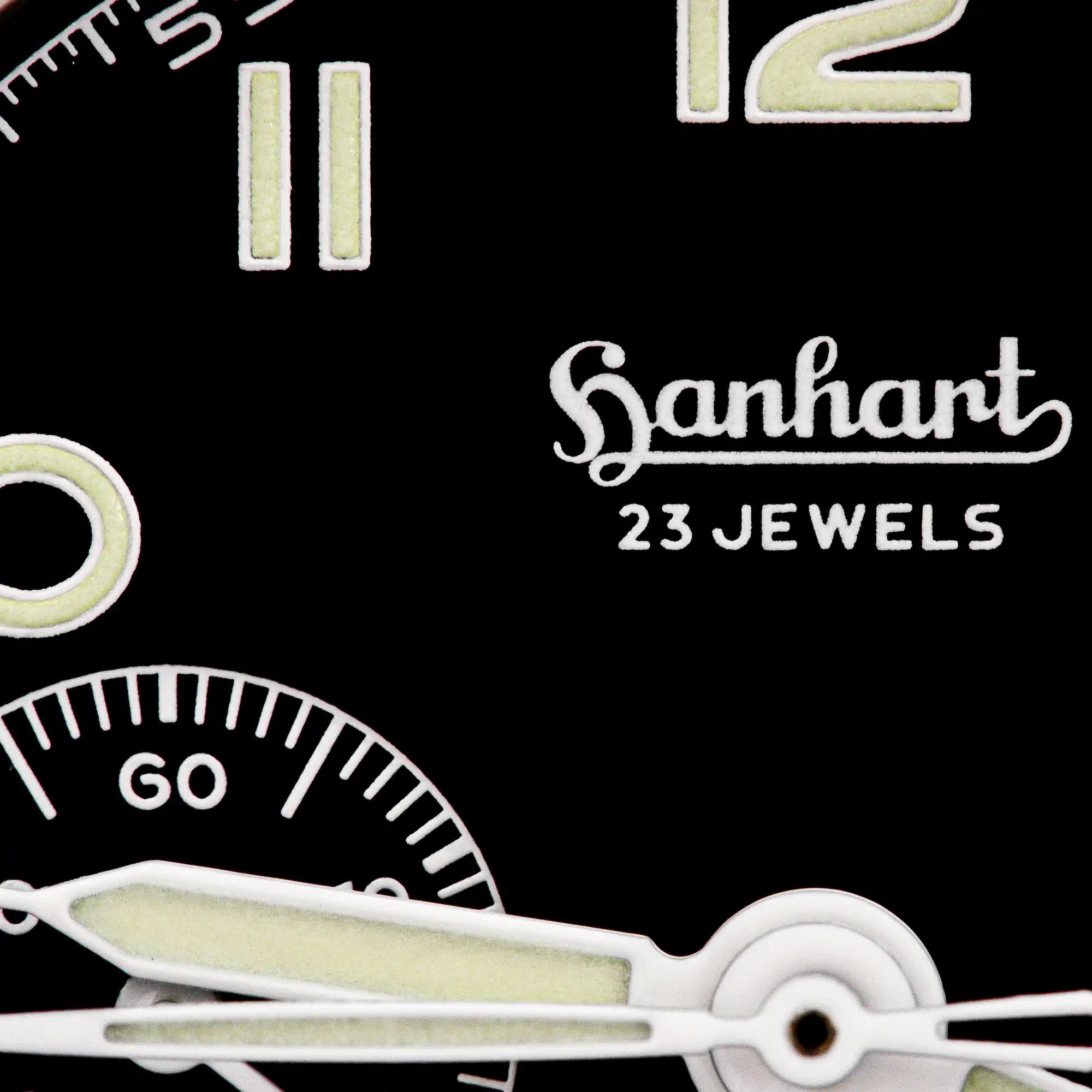 Detailaufnahme des Zifferblatts der mechanischen Uhr "417 ES" aus der Pioneer Kollektion mit Fokus auf dem traditionellen Hanhart-Logo