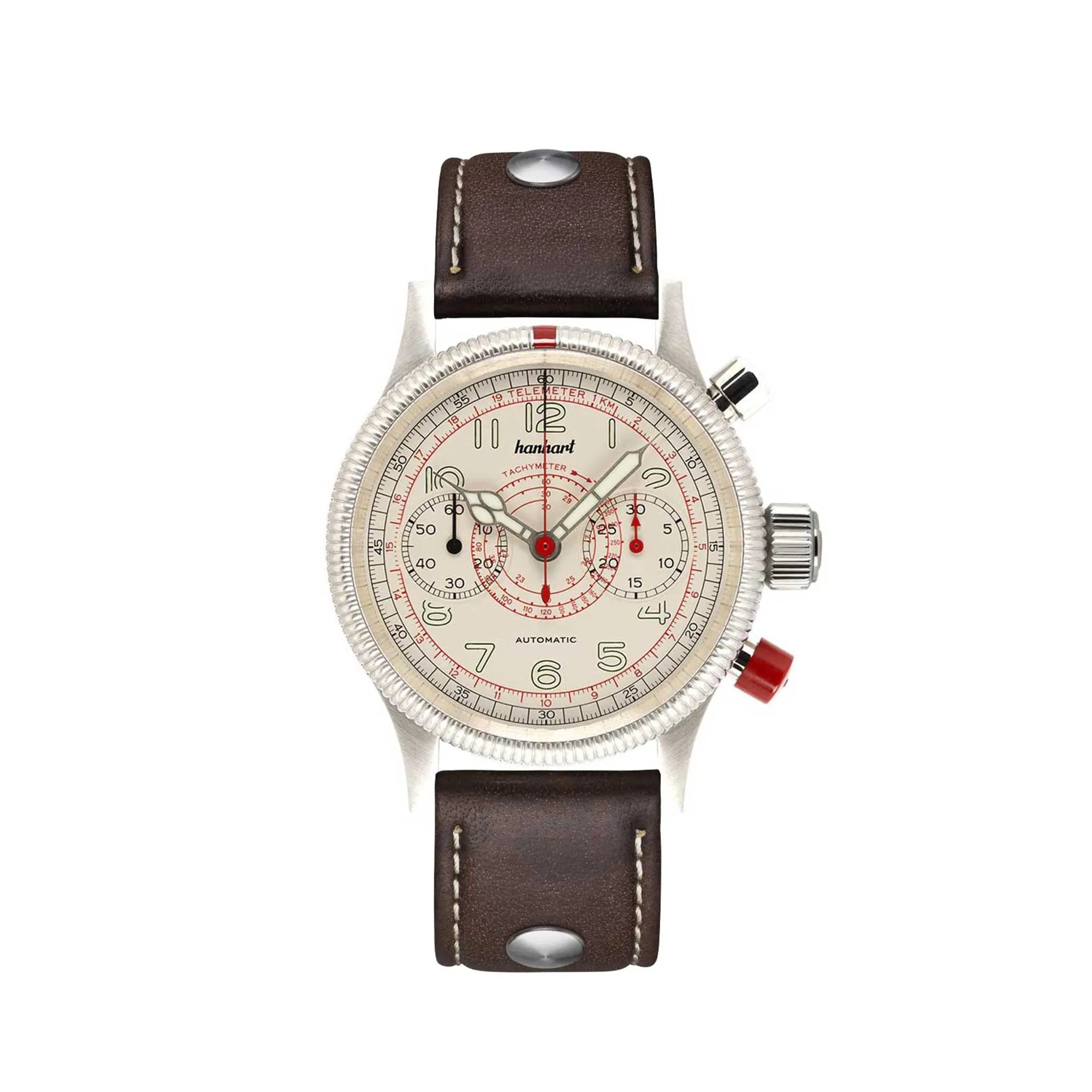 Frontale Ansicht des Hanhart Pioneer TachyTele Chronograph mit altweißem Zifferblatt und rot gehaltener Tachymeter-Skala und Telemeter-Skala am braunen Kalbslederband mit Niete