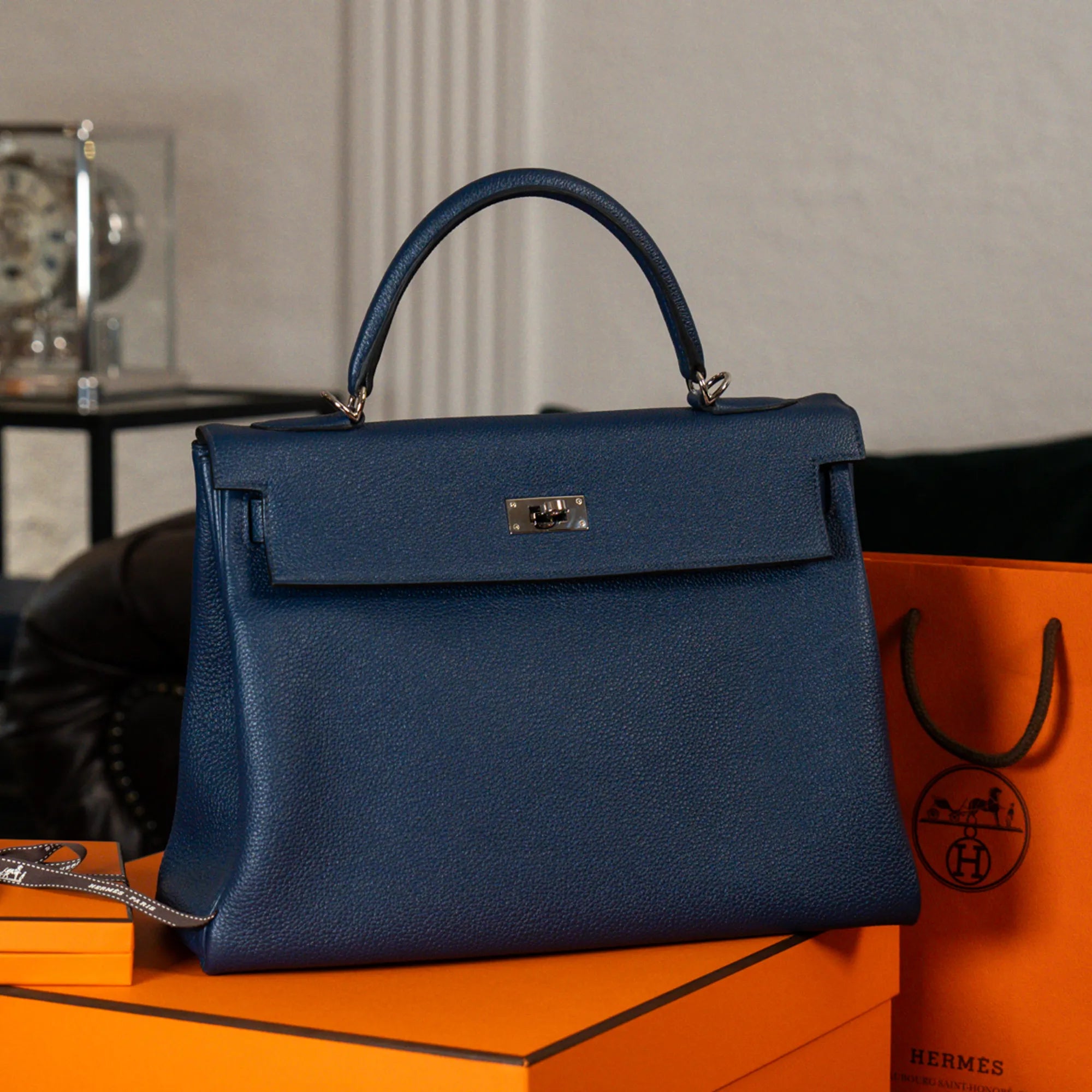 Produktfotografie der Hermes Kelly Bag 32 aus Togo-Kalbsleder in der Farbe Bleu-de-Prusse mit silberner Hardware