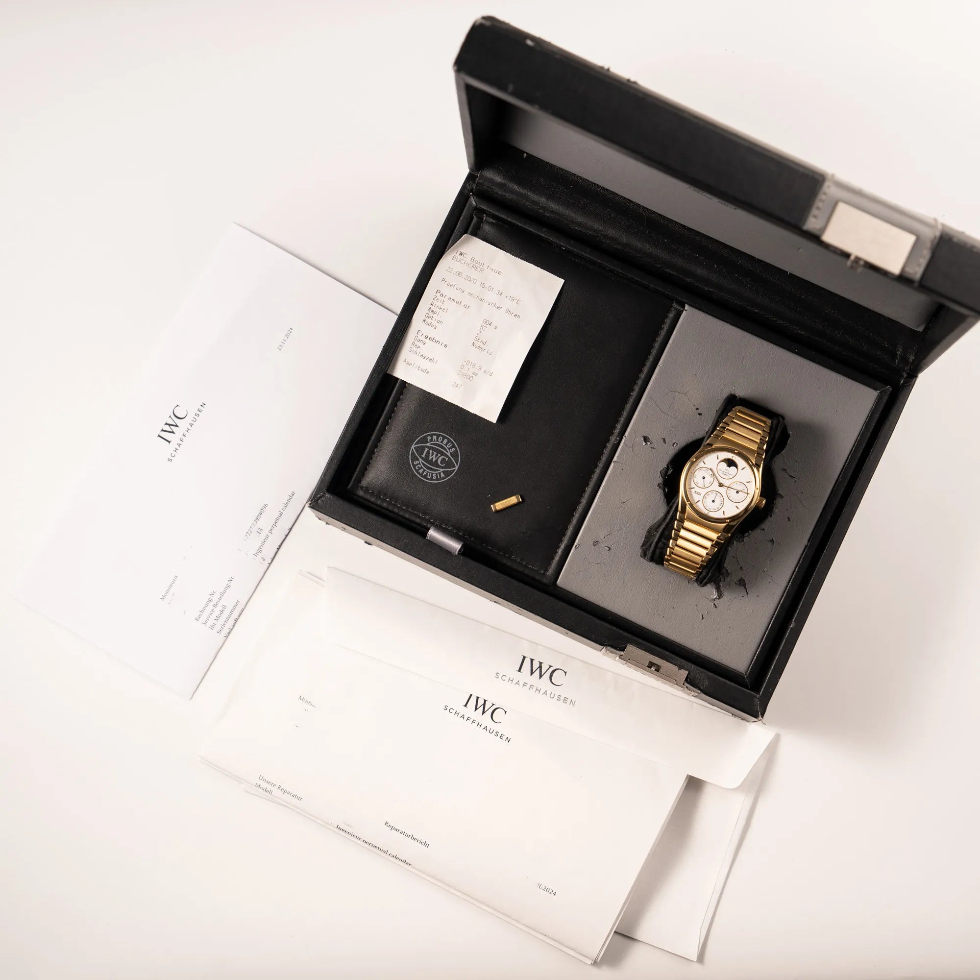 IWC Ingenieur Perpetual Calendar in Gelbgold mit weißem Zifferblatt und zughörigem Gelbgold-Armband zusammen mit dem Lieferumffang bestehend aus Box und IWC Servicebeleg