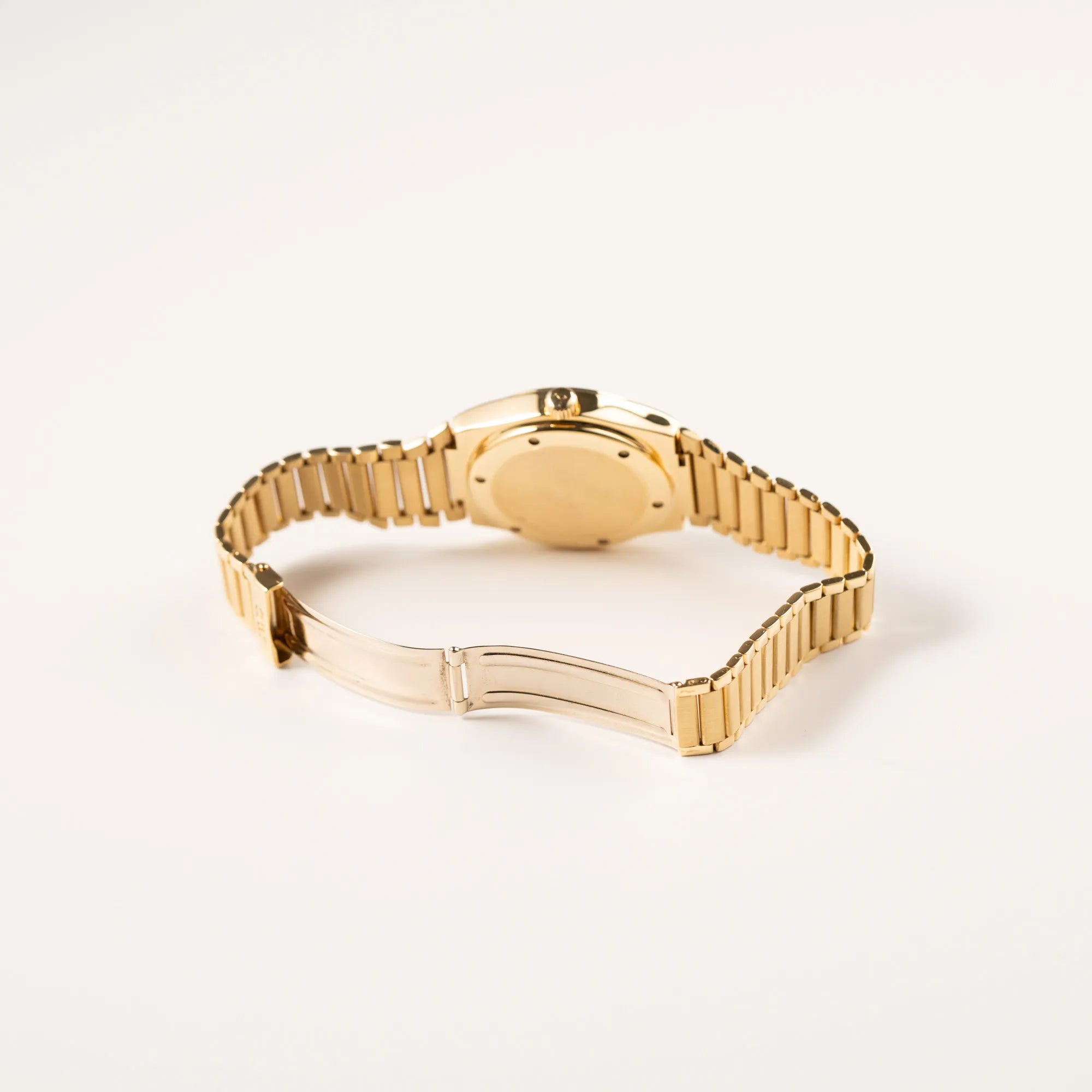 Geöffnete Faltschliesse der IWC Ingenieur Perpetual Calendar in Gelbgold mit weißem Zifferblatt und zughörigem Gelbgold-Armband
