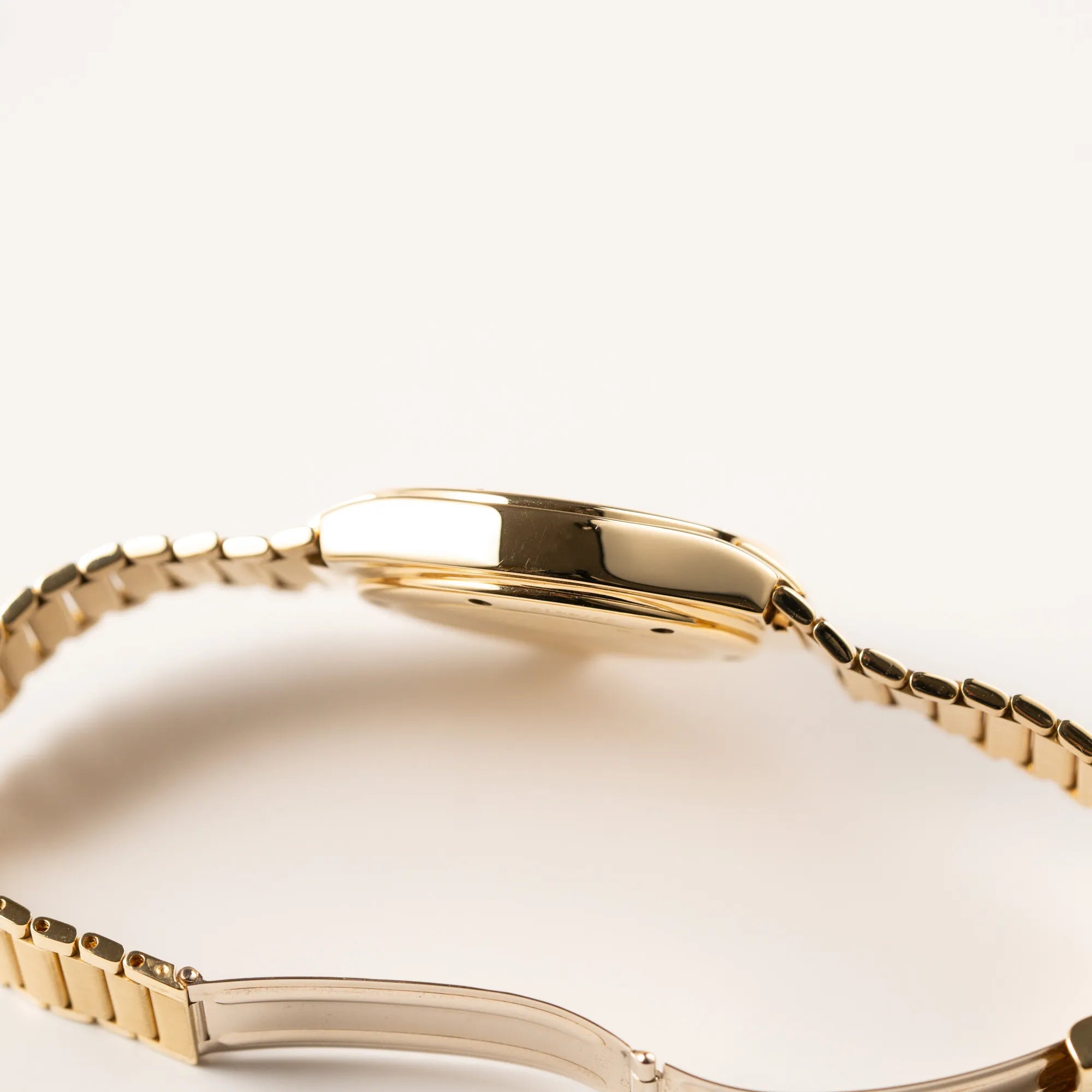 Seitliches Gehäuse der IWC Ingenieur Perpetual Calendar in Gelbgold mit weißem Zifferblatt und zughörigem Gelbgold-Armband