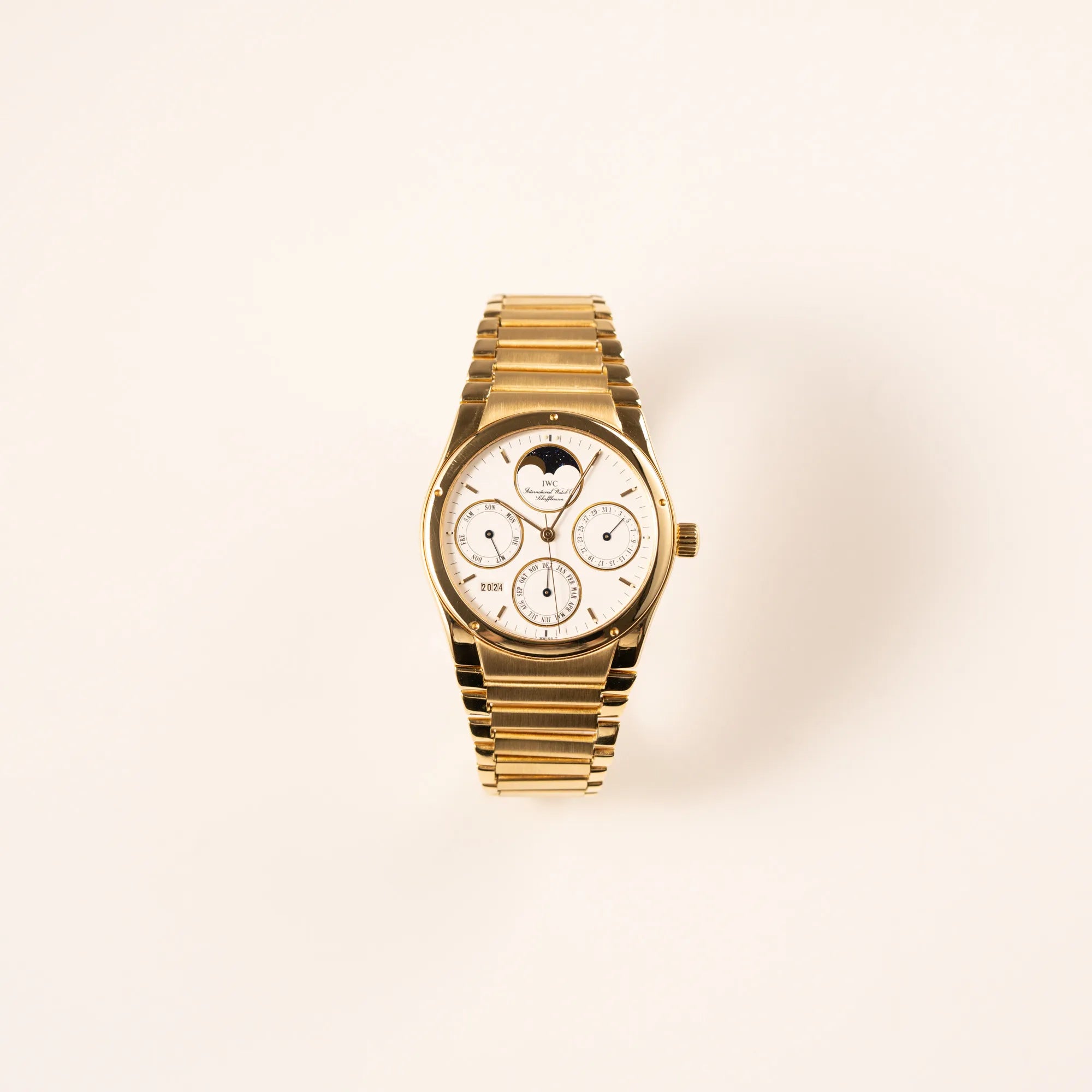 Frontale Ansicht der IWC Ingenieur Perpetual Calendar in Gelbgold mit weißem Zifferblatt und zughörigem Gelbgold-Armband