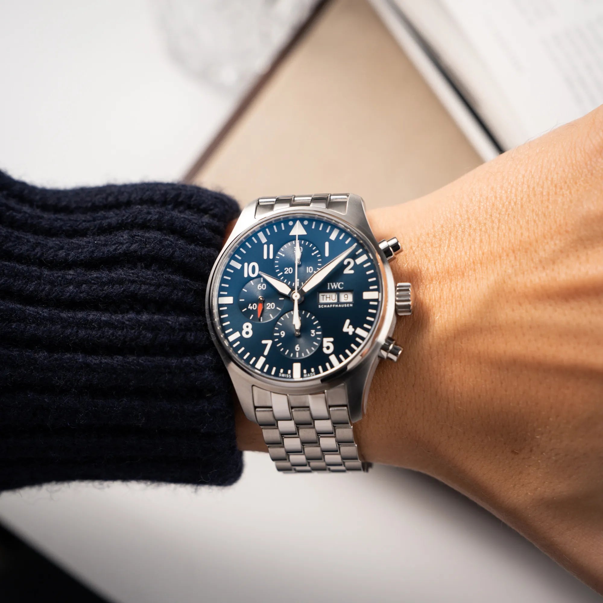 Wristshot mit dem IWC Pilot Chronograph "Le Petit Prince" IW377717 mit 43 mm Gehäuse und blauem Zifferblatt am Edelstahl-Armband